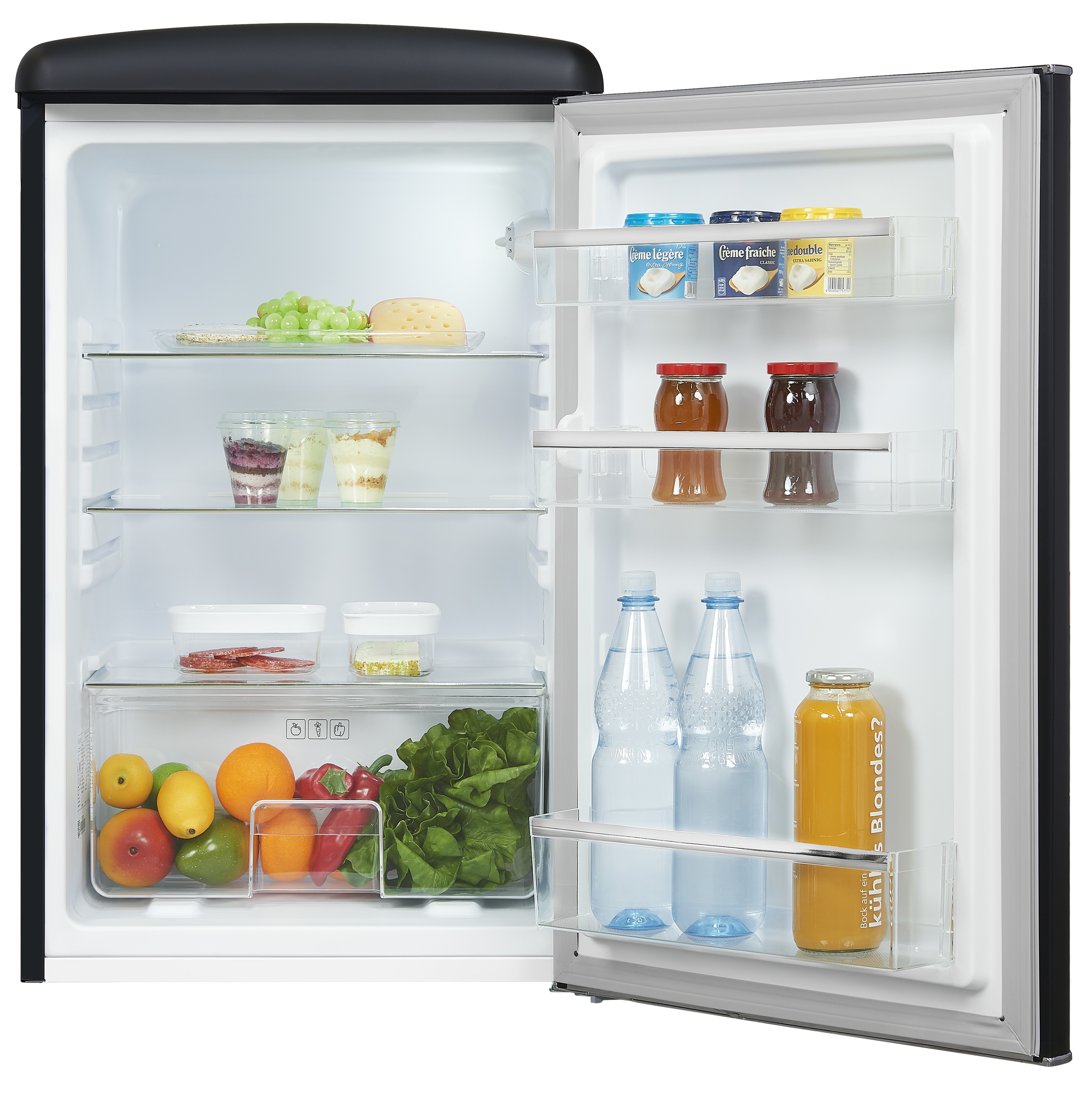 Offener Kühlschrank mit verschiedenen Lebensmitteln: Obst, Gemüse, Milchprodukte und Getränke, ordentlich angeordnet.