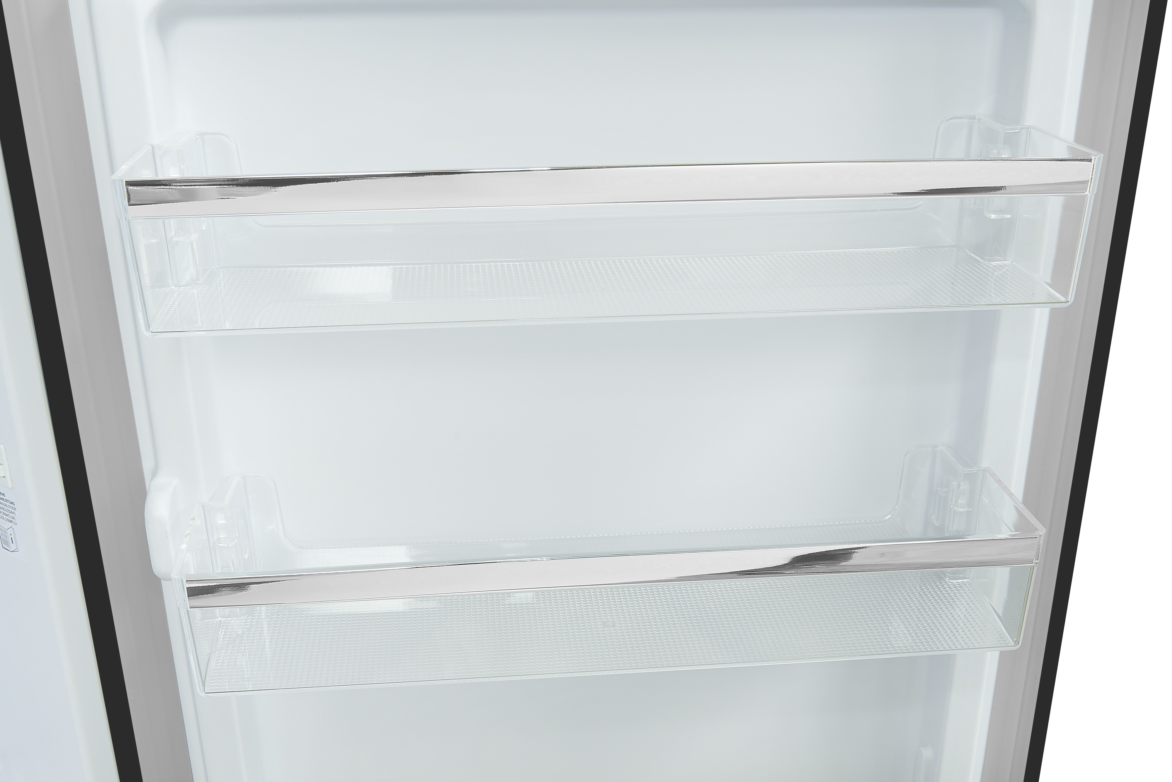 Leerer Kühlschrankinnenraum mit zwei Glasböden und Chromleisten. Weißer Innenraum. Schwarzer Türrahmen.