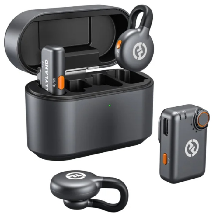 Szary bezprzewodowy zestaw mikrofonów. Zawiera etui ładujące, dwa mikrofony nauszne i mały odbiornik. Pomarańczowe akcenty i logo obecne.