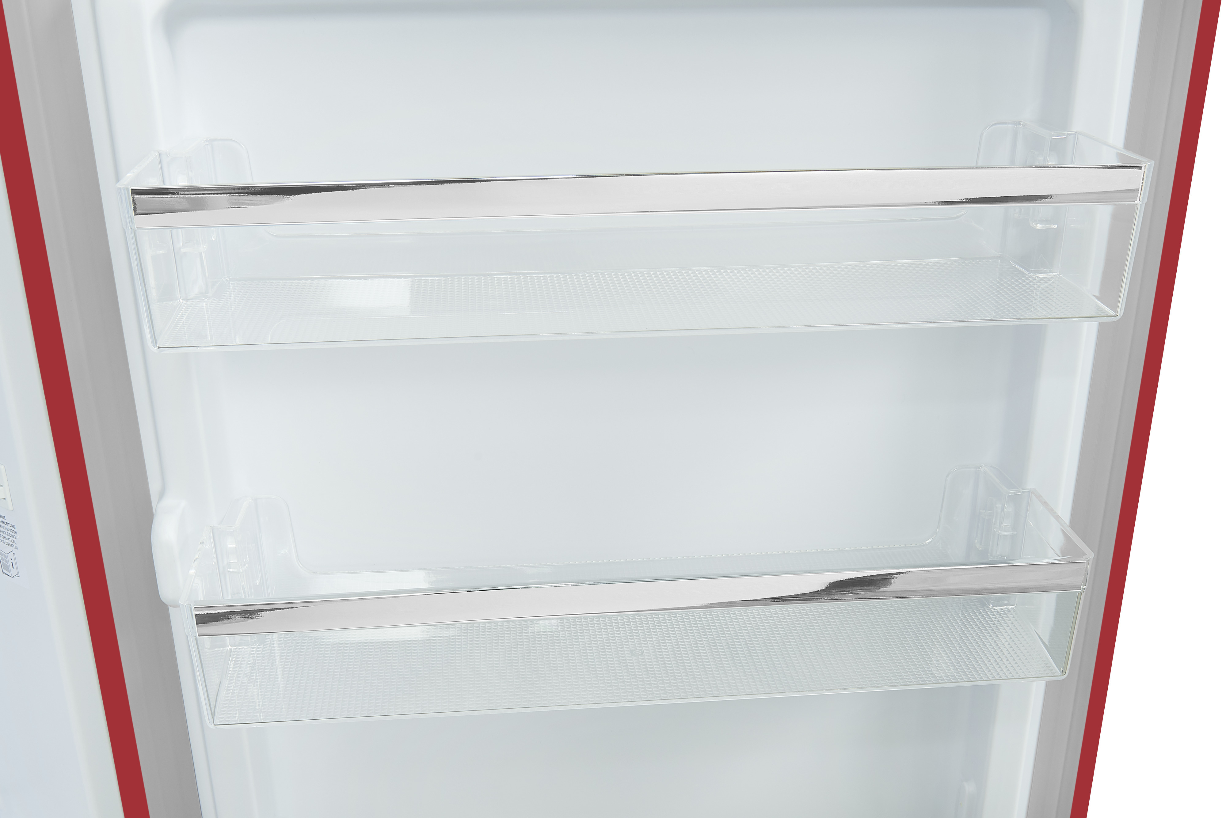 Innenraum eines leeren Kühlschranks mit Glasböden und roter Seite. Die Böden haben Chromakzente.