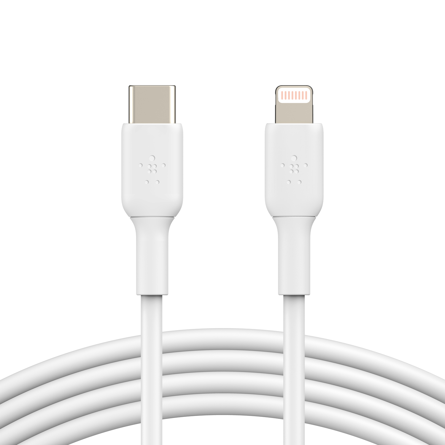 Deux câbles de charge blancs. L'un a un connecteur USB-C et l'autre un connecteur lightning. Les deux câbles sont contre un fond blanc.