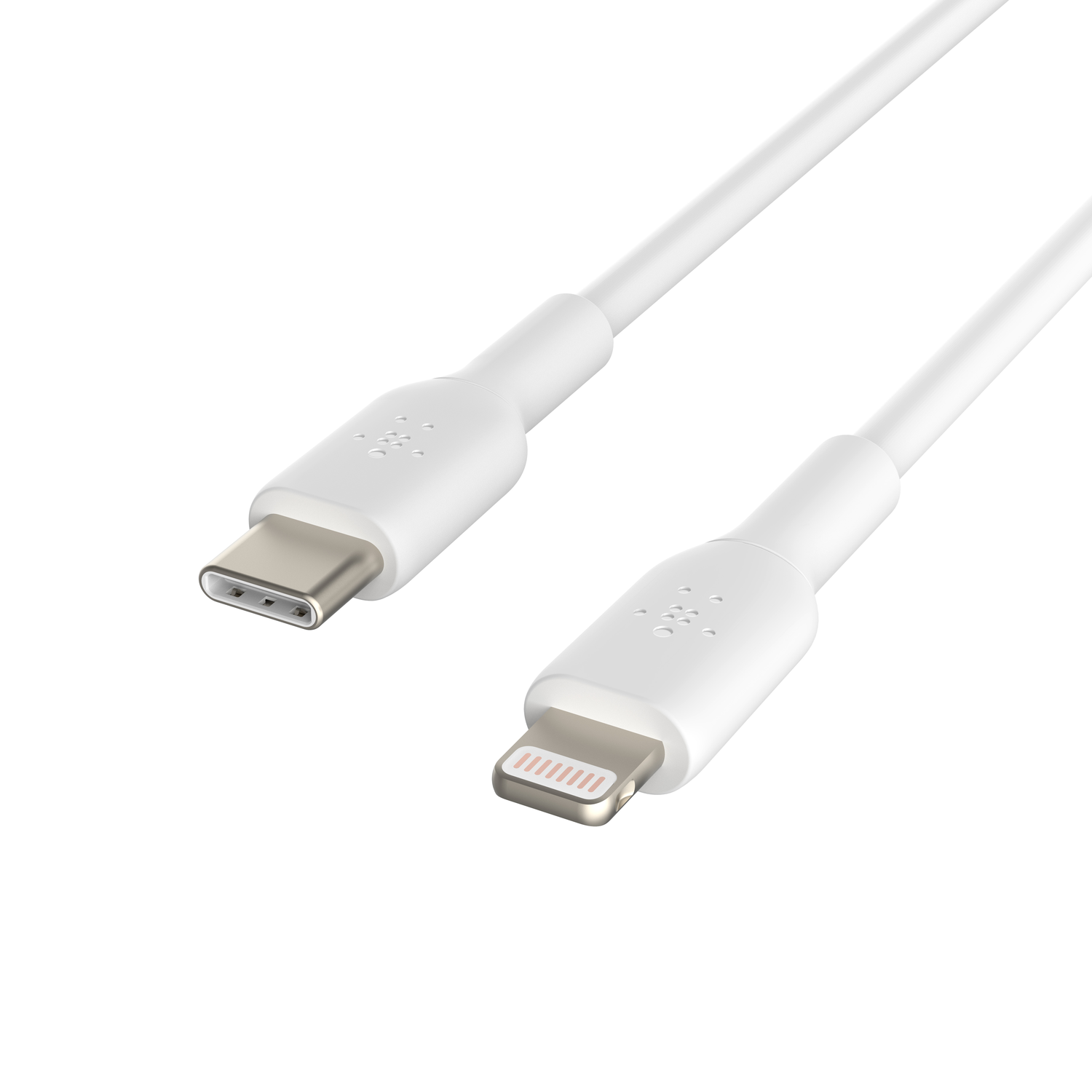 Câble de charge Belkin blanc avec connecteurs USB-C et Lightning. Isolé sur fond blanc, vue en angle.