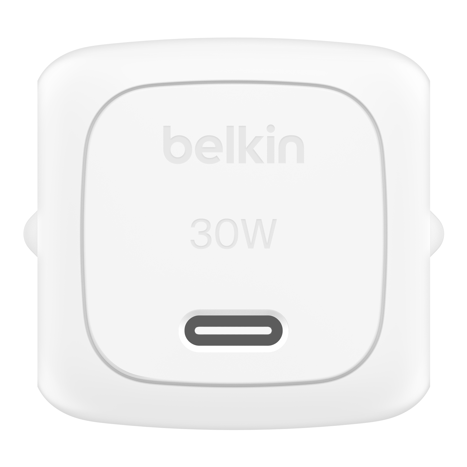 Un chargeur blanc Belkin 30W. Il possède un port USB-C et le logo Belkin. Forme carrée arrondie avec des languettes.