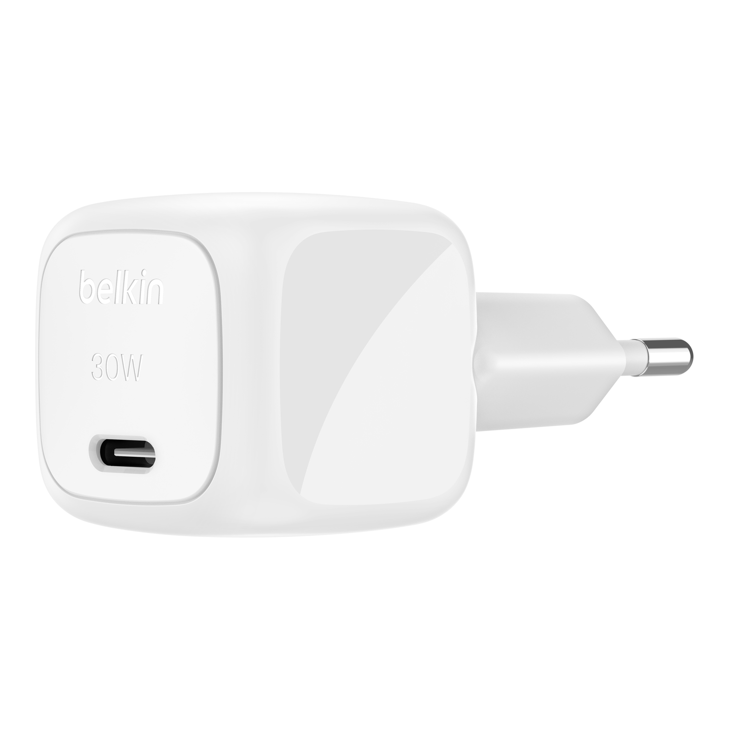 Un chargeur USB-C Belkin blanc de 30W. Il a un corps rectangulaire aux bords arrondis et une prise pour l'Europe.