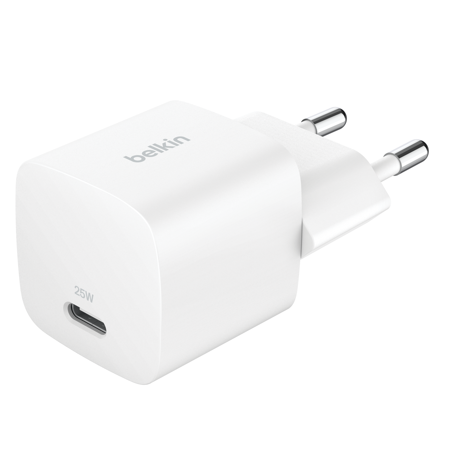 Un chargeur USB-C Belkin blanc de 25W avec prise européenne. Le chargeur a le logo Belkin et un port USB-C.