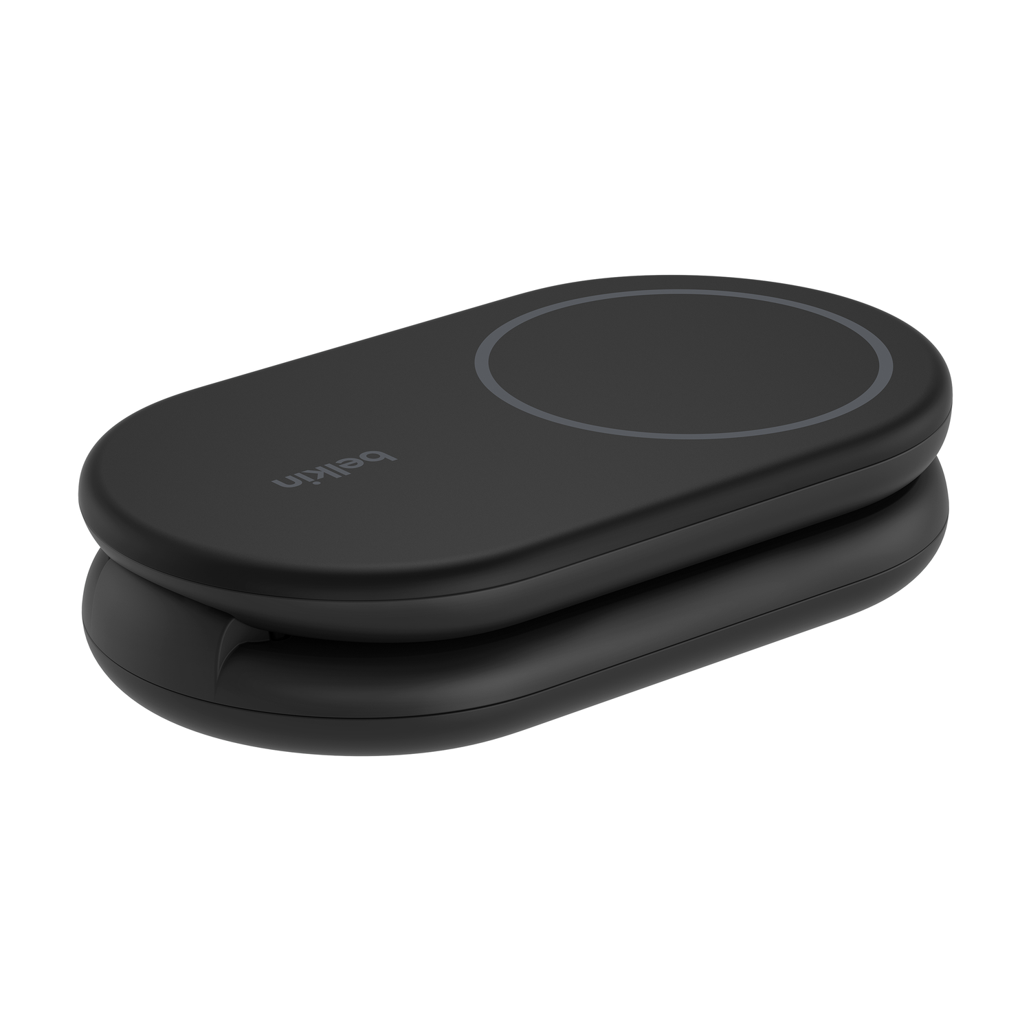 Un chargeur sans fil Belkin noir, plié. Comporte une zone de chargement circulaire avec un contour gris. Le fond est blanc.