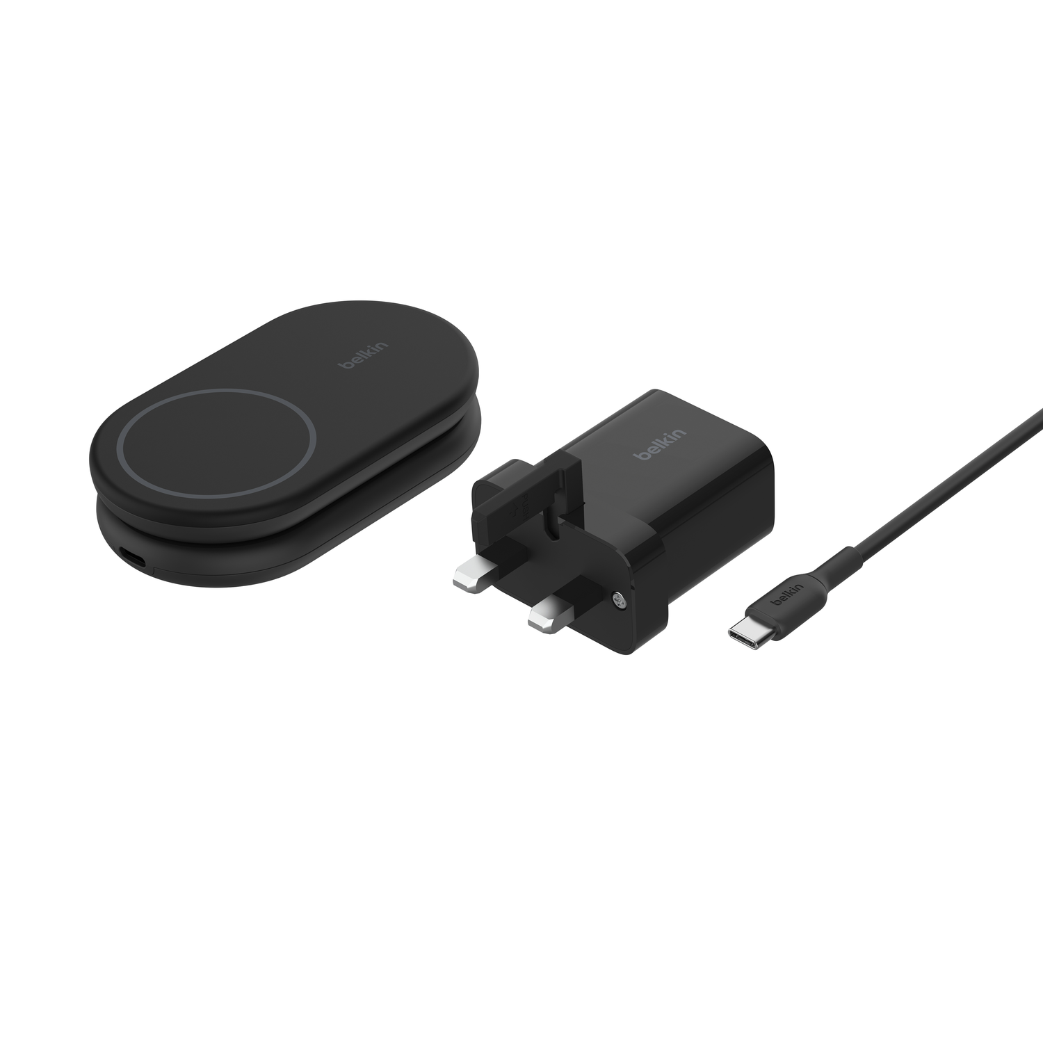 Un chargeur sans fil Belkin noir, un adaptateur secteur et un câble avec connecteur USB-C, le tout sur fond blanc.