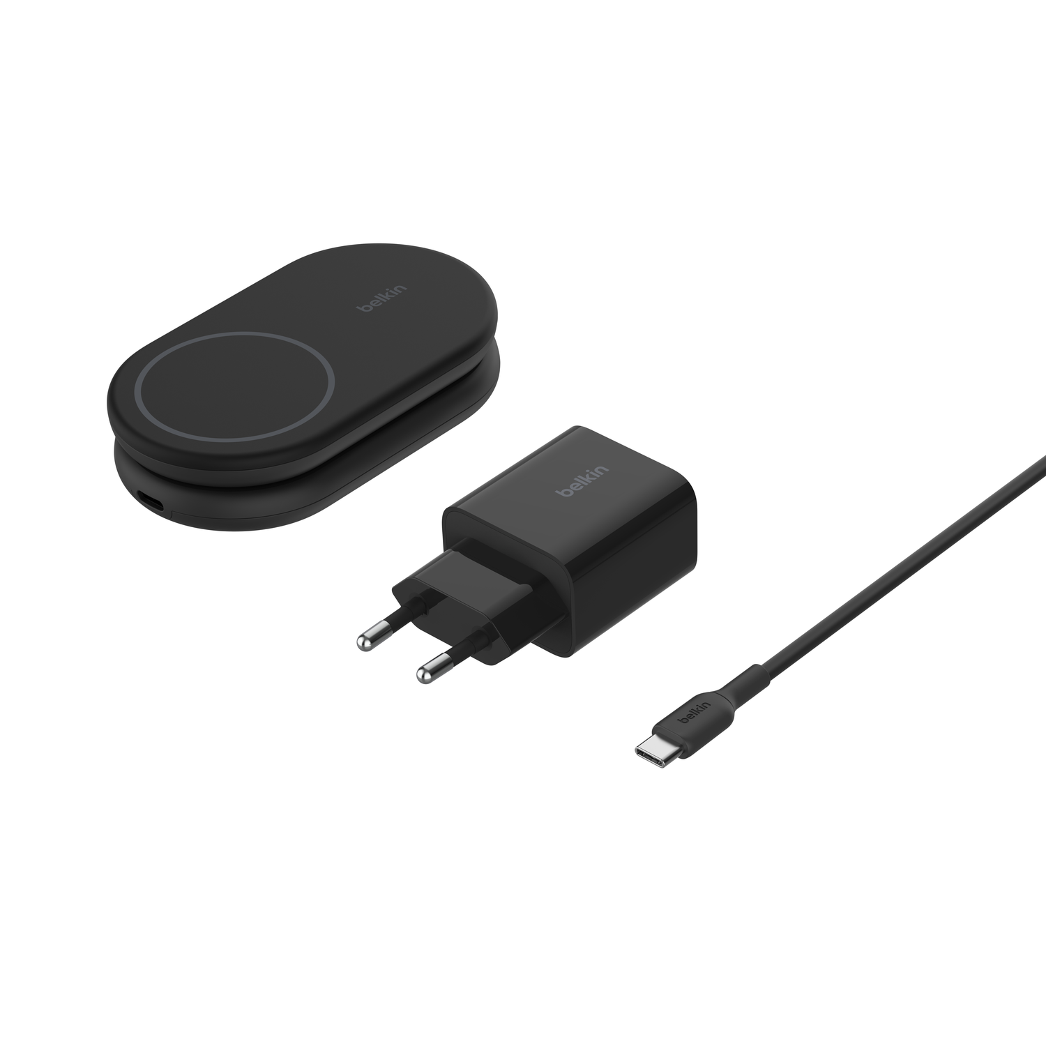 Un chargeur sans fil Belkin noir, un adaptateur secteur et un câble USB-C sur fond blanc.