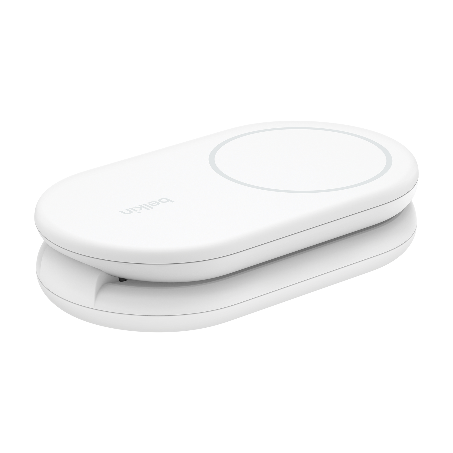 Un chargeur sans fil Belkin blanc. Il est de forme ovale avec un cercle gris sur le dessus et un reflet en dessous, sur fond blanc.
