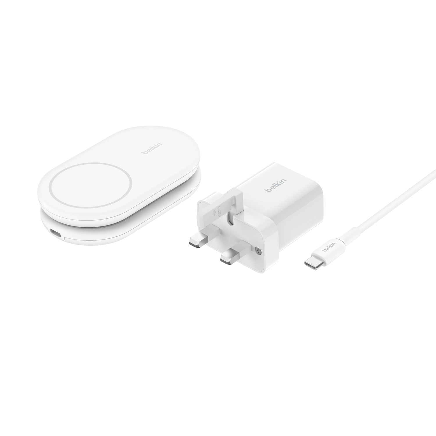 Un chargeur sans fil Belkin blanc, un adaptateur secteur avec prise britannique et un câble USB-C sur fond blanc.