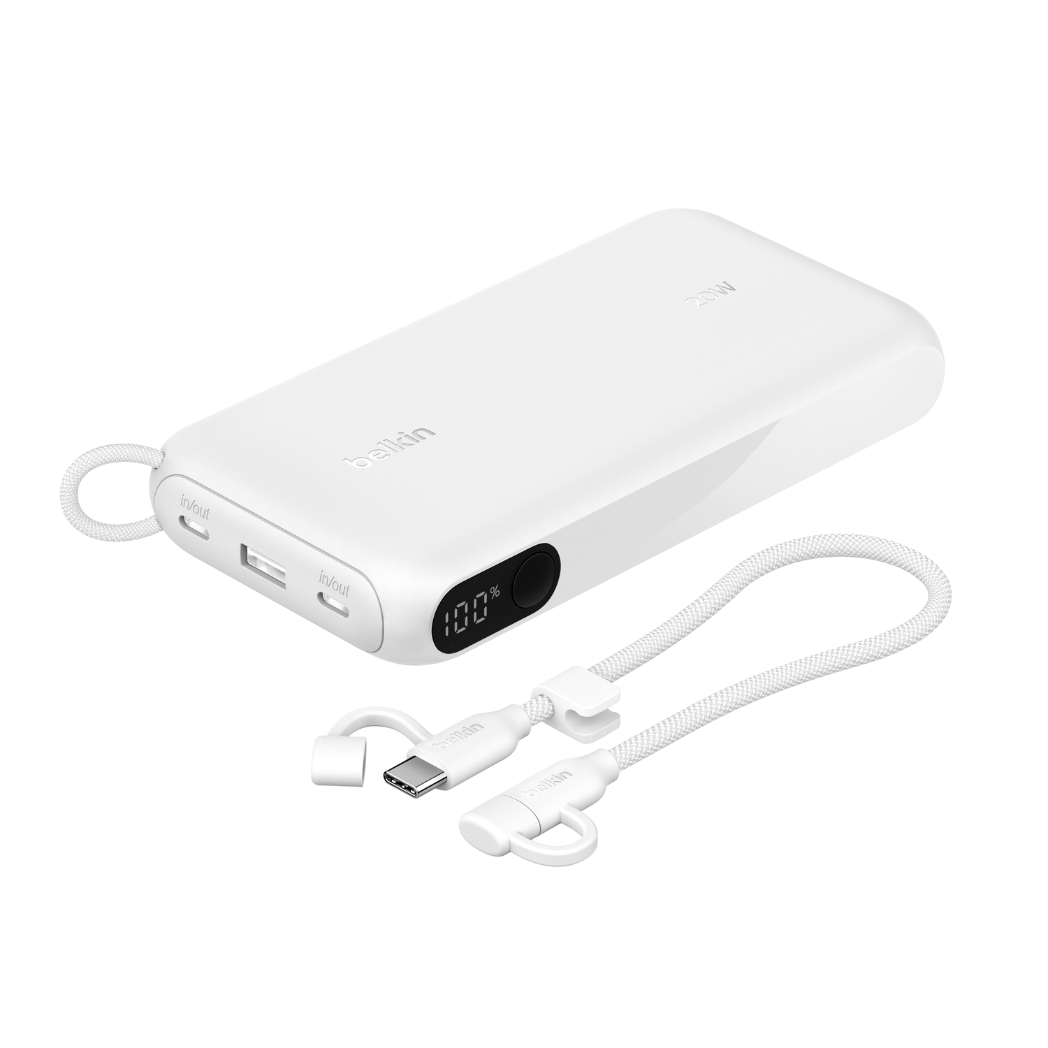 Batterie externe Belkin blanche avec câble connecté. L'écran affiche 100%. Ports 'Entrée/sortie' visibles. Le câble a un connecteur USB-C.