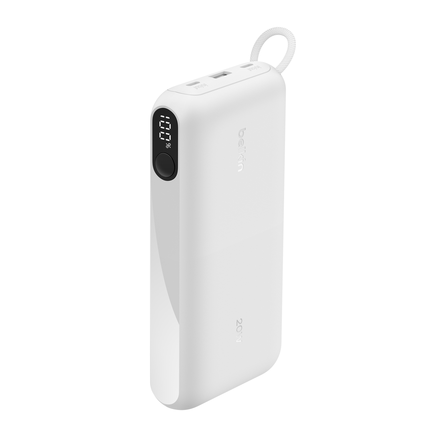 Batterie externe Belkin 20W blanche. Elle possède un écran numérique affichant 100%. Elle a deux ports de sortie et une boucle. Le fond est blanc.