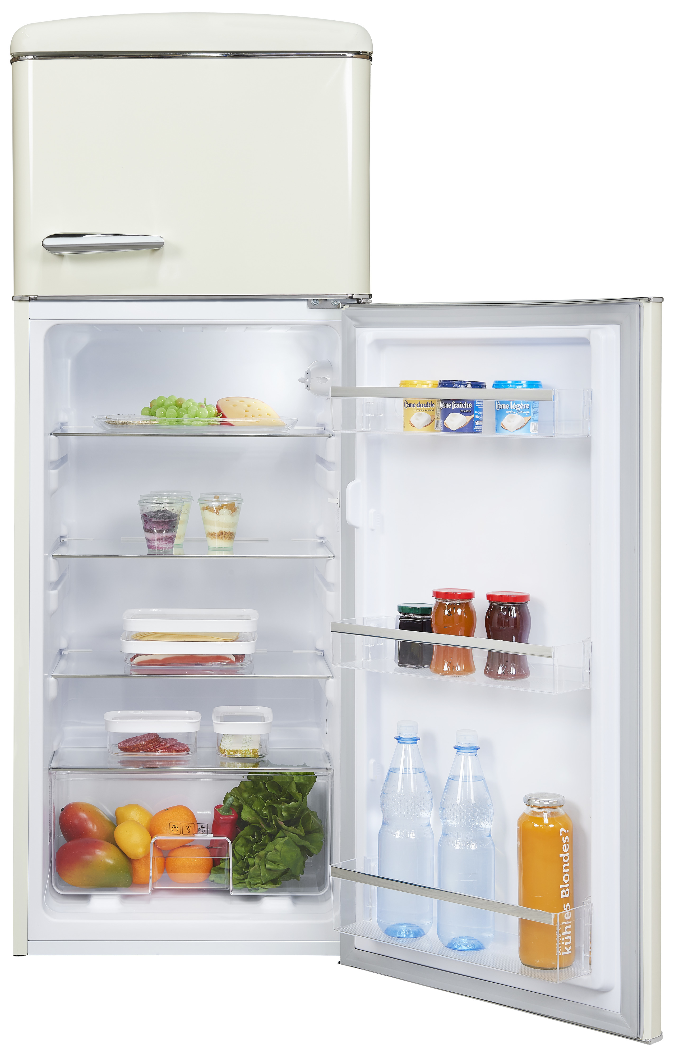 Ein offener Retro-Kühlschrank, gefüllt mit Lebensmitteln. Trauben, Käse, Joghurt und verschiedene Früchte und Gemüse sind sichtbar.