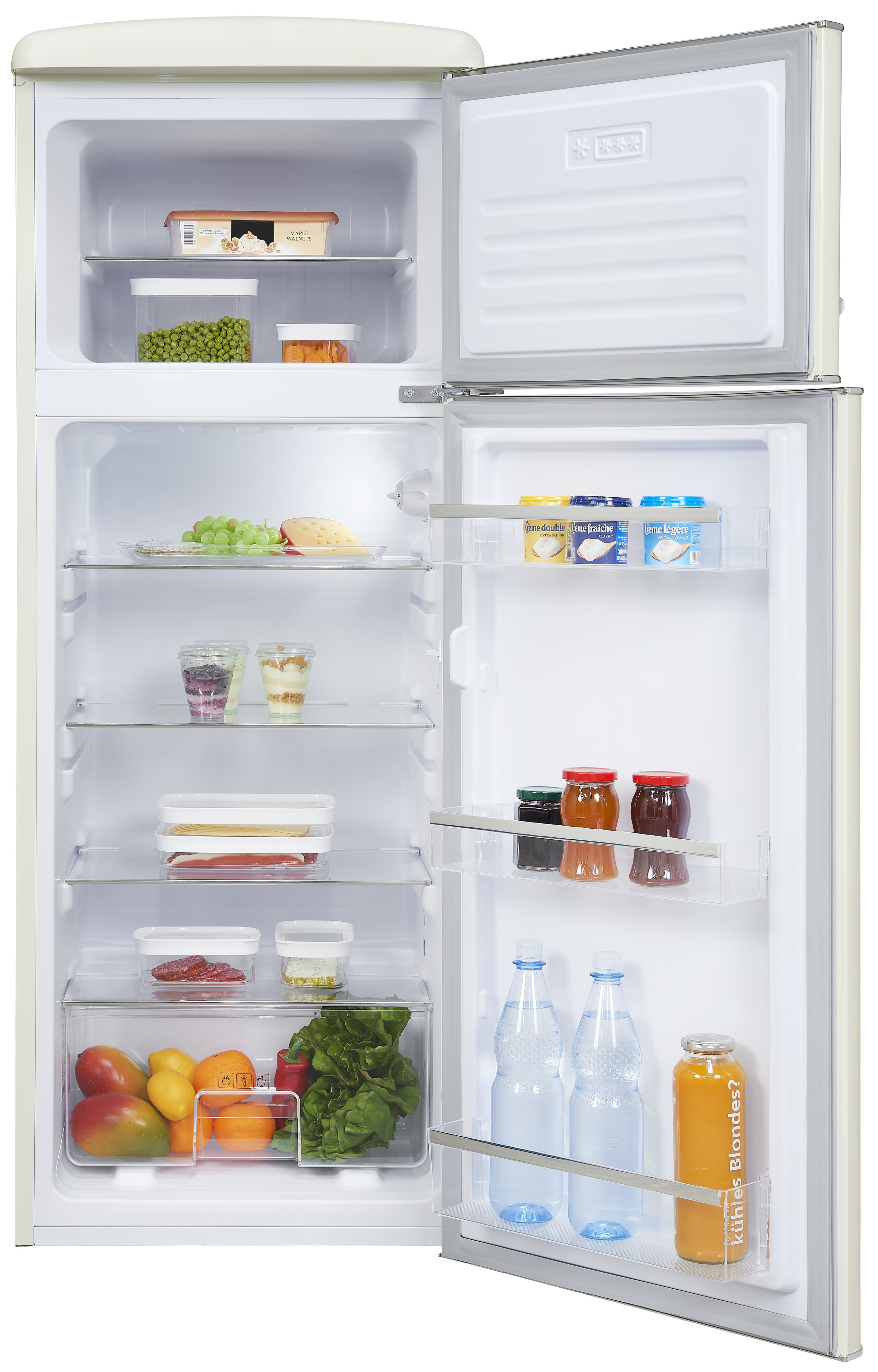 Ein offener Kühlschrank zeigt verschiedene Lebensmittel: Obst, Gemüse, Milchprodukte und Getränke. Die Tür ist geöffnet, mehrere Regale sichtbar.