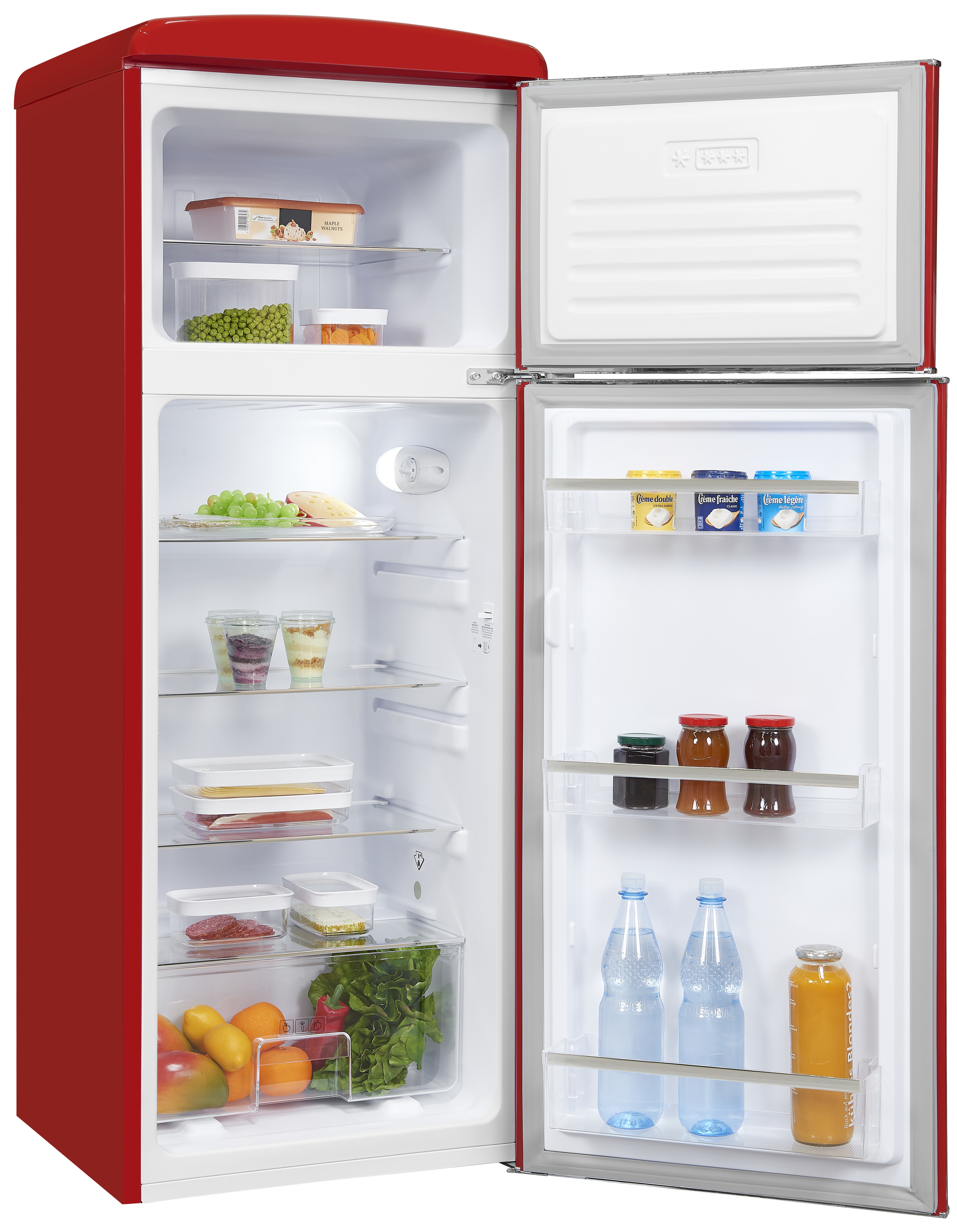 Roter Kühlschrank offen, mit Lebensmitteln gefüllt. Oberes Regal hat Tiefkühlkost. Mittlere Regale enthalten Früchte, Käse und Desserts.