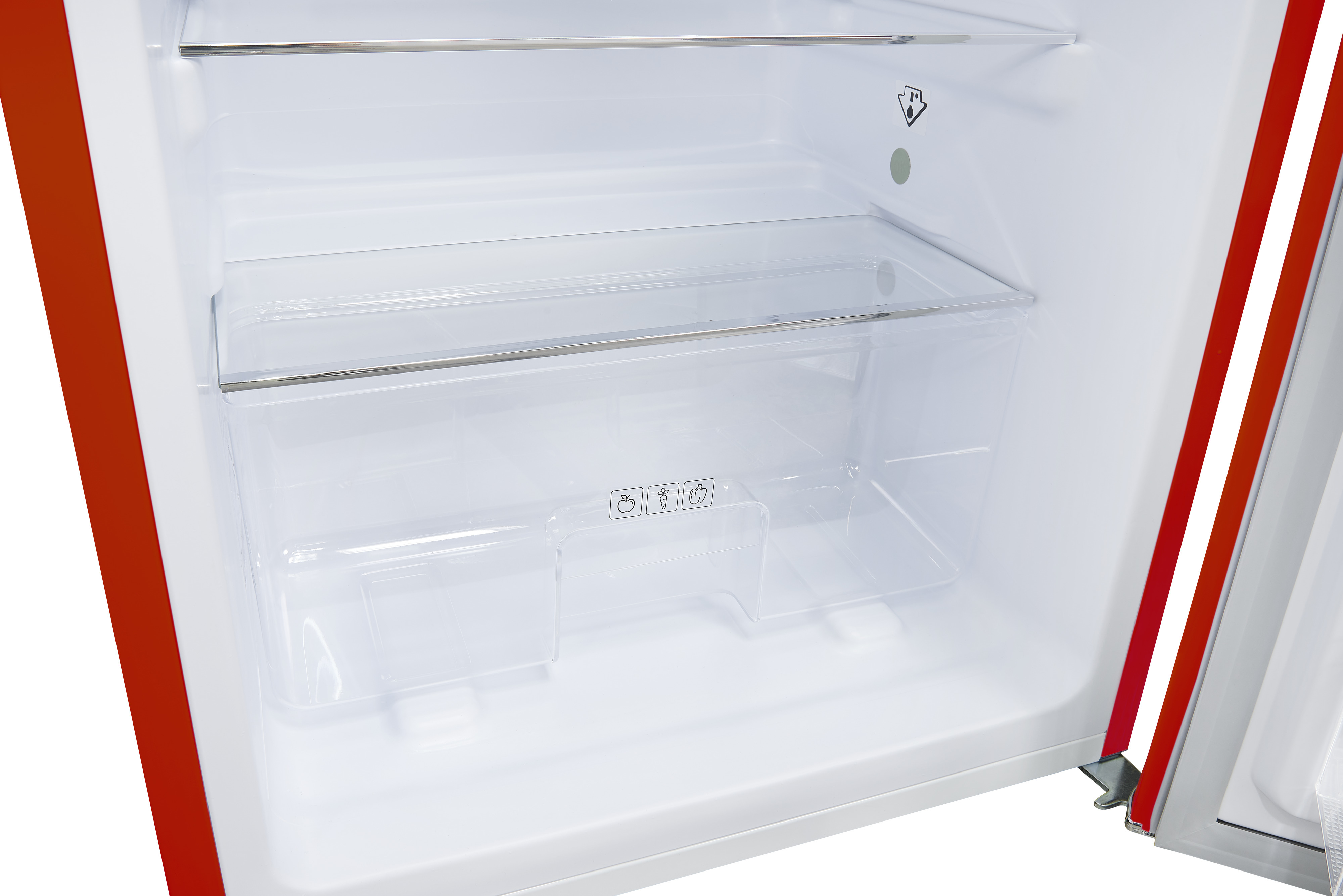 In einem weißen Kühlschrank sind transparente Kunststoffschubladen und -regale sichtbar. Roter Rand an den Türen.
