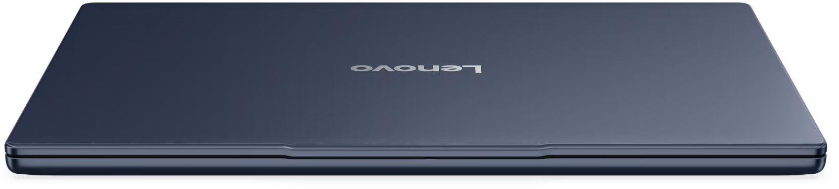 Egy zárt, sötétkék Lenovo laptop. A Lenovo logó látható. Fehér felületen van. A laptop szélei lekerekítettek.