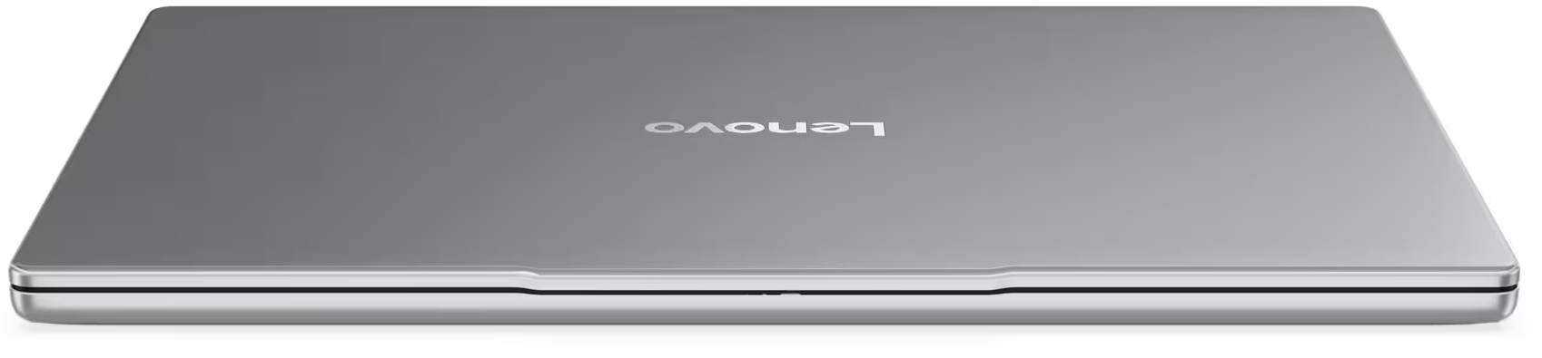 Egy zárt, ezüstszínű Lenovo laptop fehér felületen. Látható a Lenovo logója.