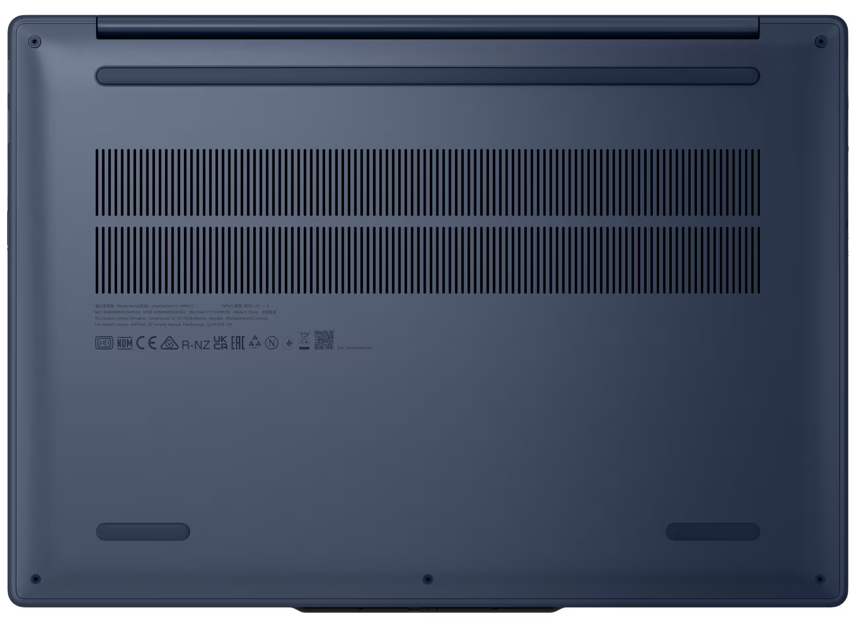 Kék színű laptop alja, szellőzőnyílásokkal, szabályozó szimbólumokkal és szöveges részletekkel.