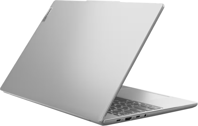 Egy ezüst Lenovo laptop enyhén nyitva van, a billentyűzet látható. A háttér világosszürke.