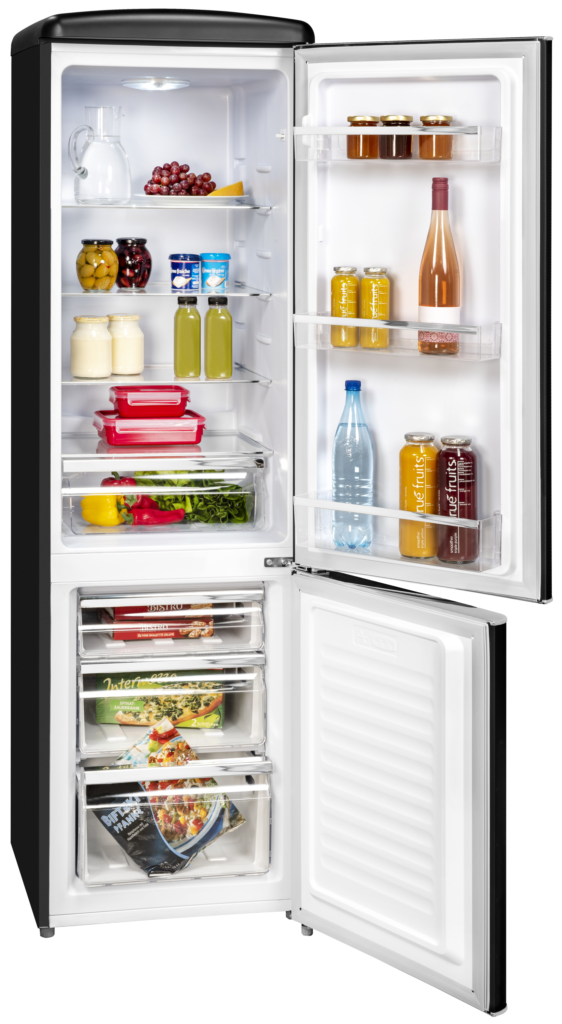 Ein schwarzer Kühlschrank mit offener Tür, gefüllt mit Lebensmitteln und Getränken. Enthält Gemüse, Saft, Wasser und Tiefkühlgerichte.