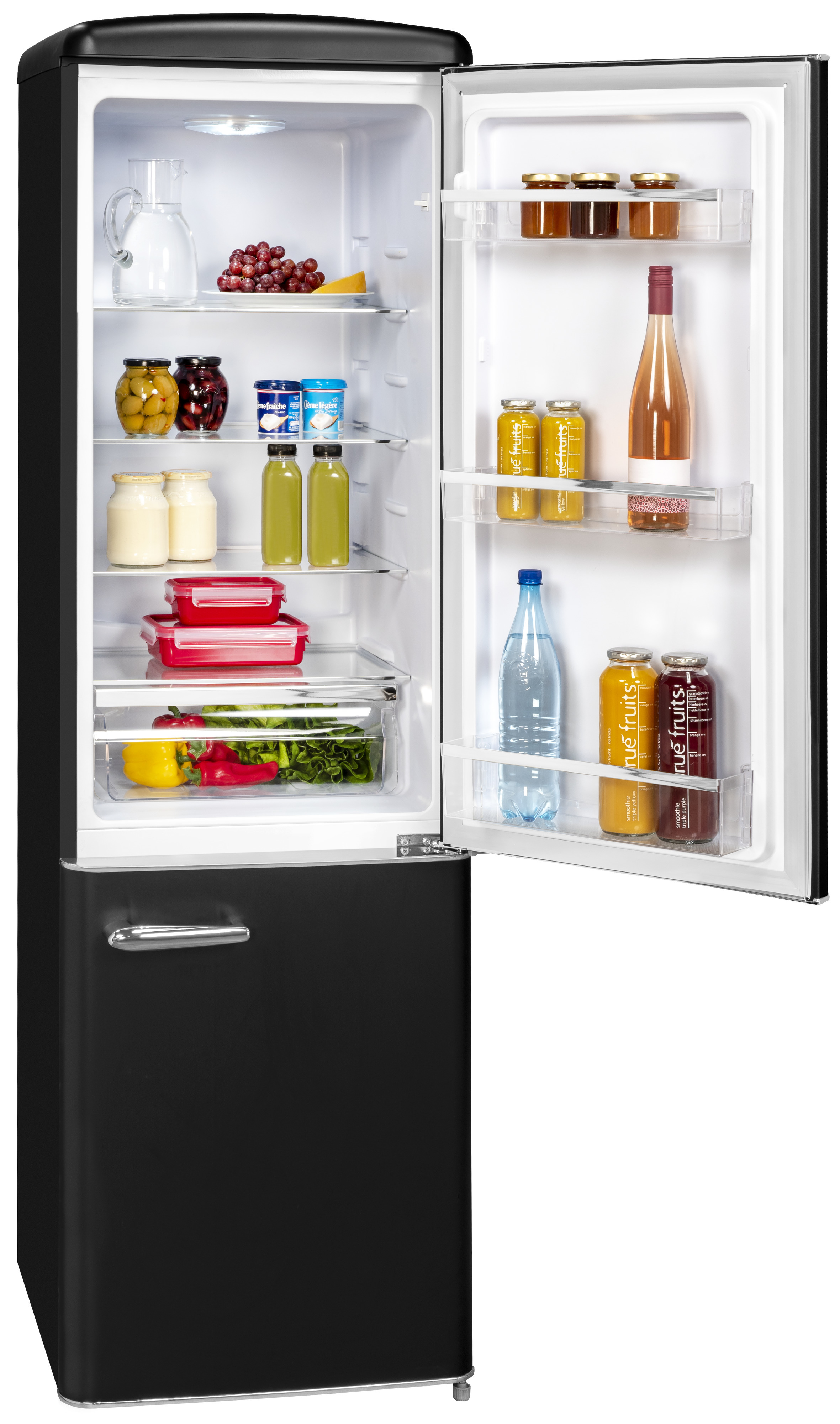 Ein schwarzer Retro-Kühlschrank mit offener Tür, der verschiedene Lebensmittel wie Obst, Getränke und Gläser zeigt.
