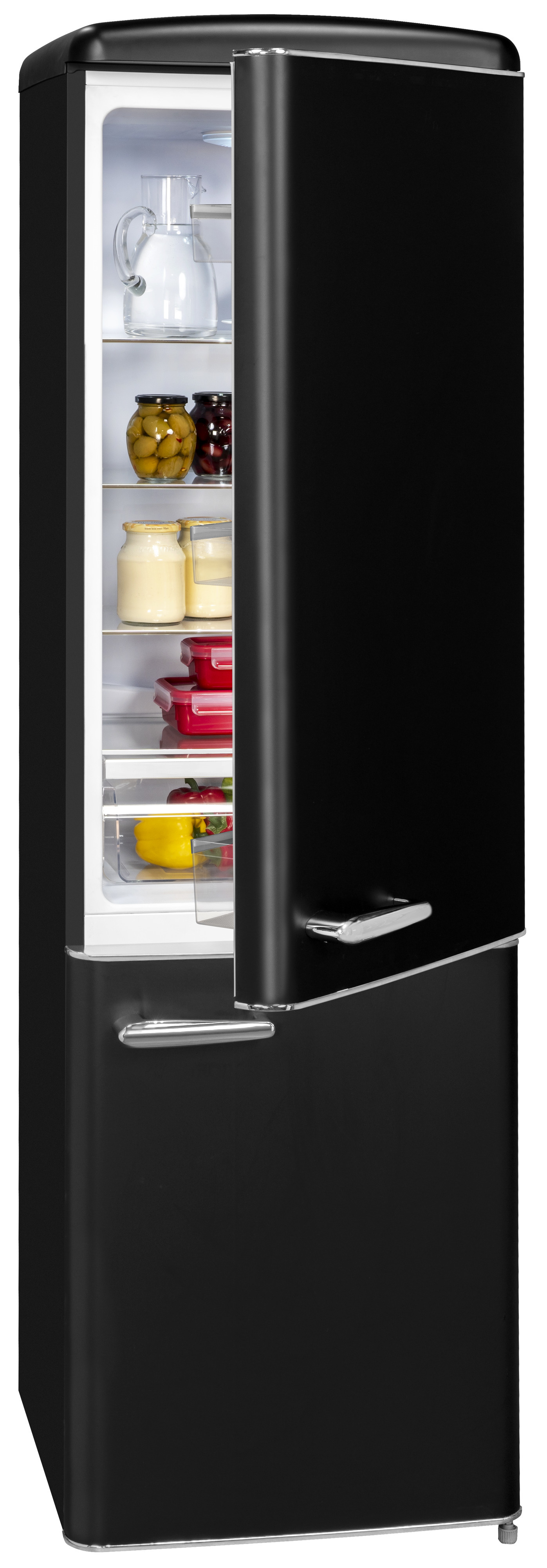 Ein schwarzer Retro-Kühlschrank mit offener Tür, der Gläser, Behälter und Produkte zeigt. Eine Wasserkaraffe ist sichtbar.