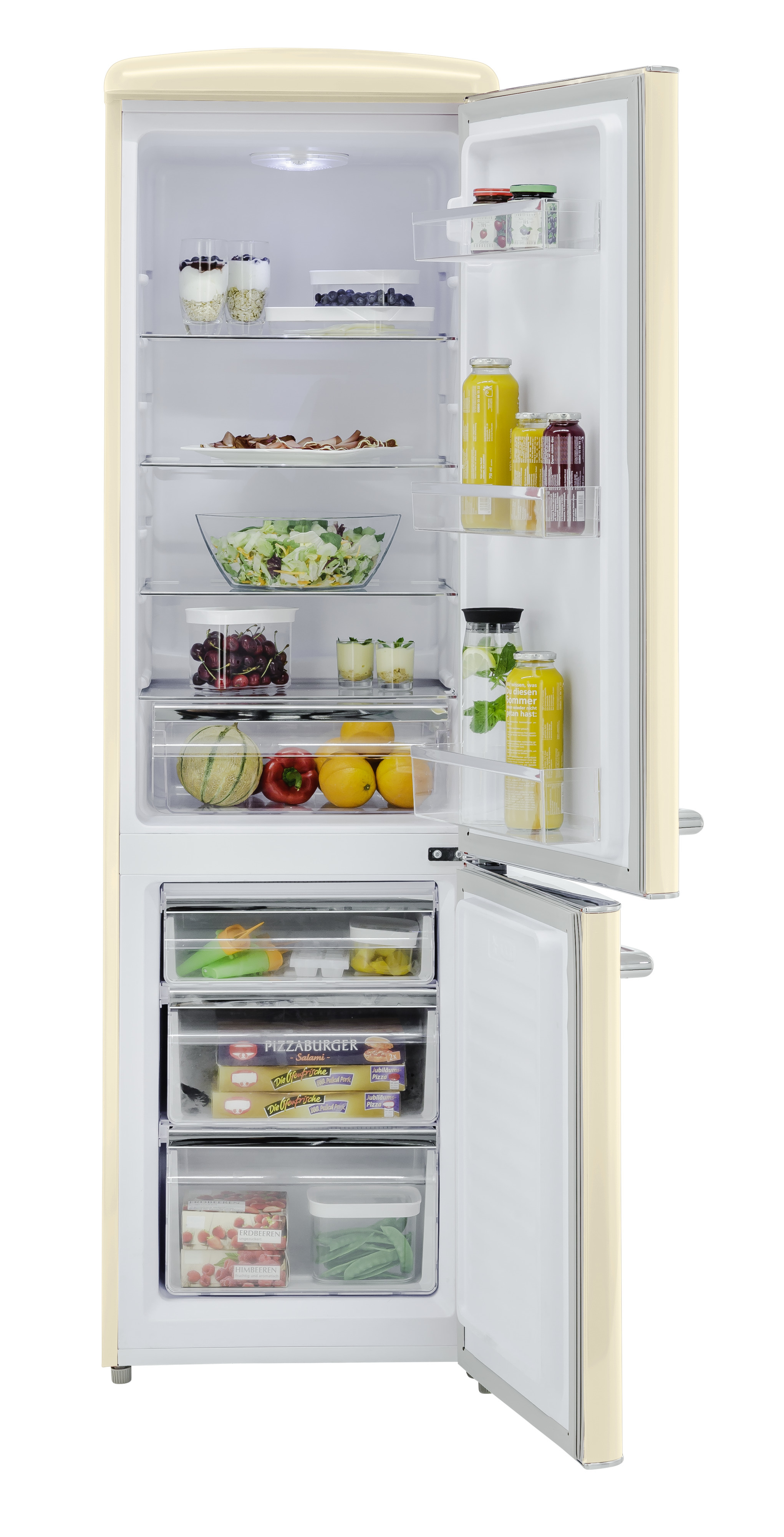 Geöffneter cremefarbener Kühlschrank mit Lebensmitteln: Obst, Gemüse, Salate, Getränke und Tiefkühlpizzas. Die Tür steht einen Spalt offen.