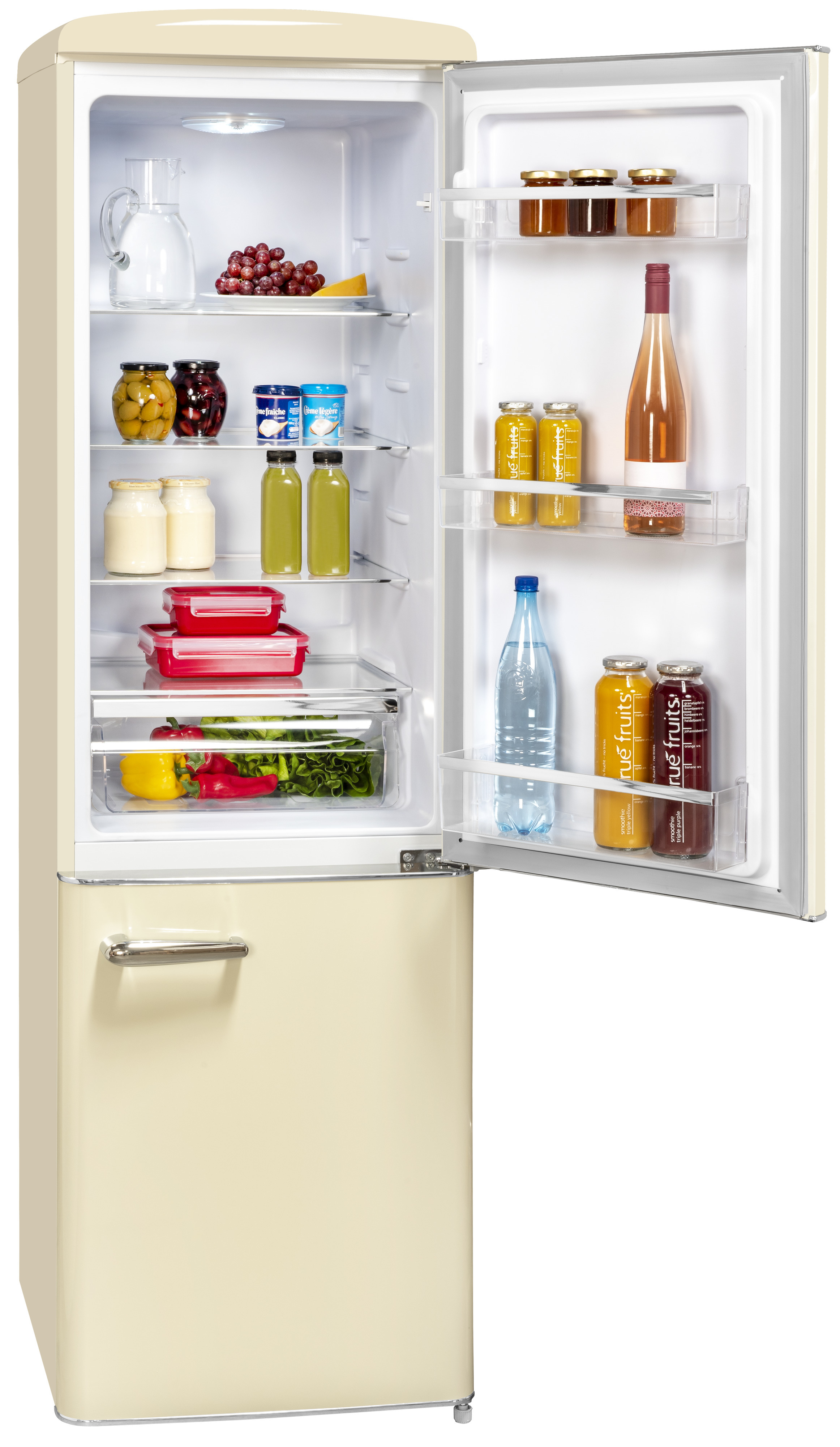 Beigefarbener Retro-Kühlschrank offen, gefüllt mit Lebensmitteln: Trauben, Käse, Gläsern, Getränken und Gemüse. Die Tür ist offen.