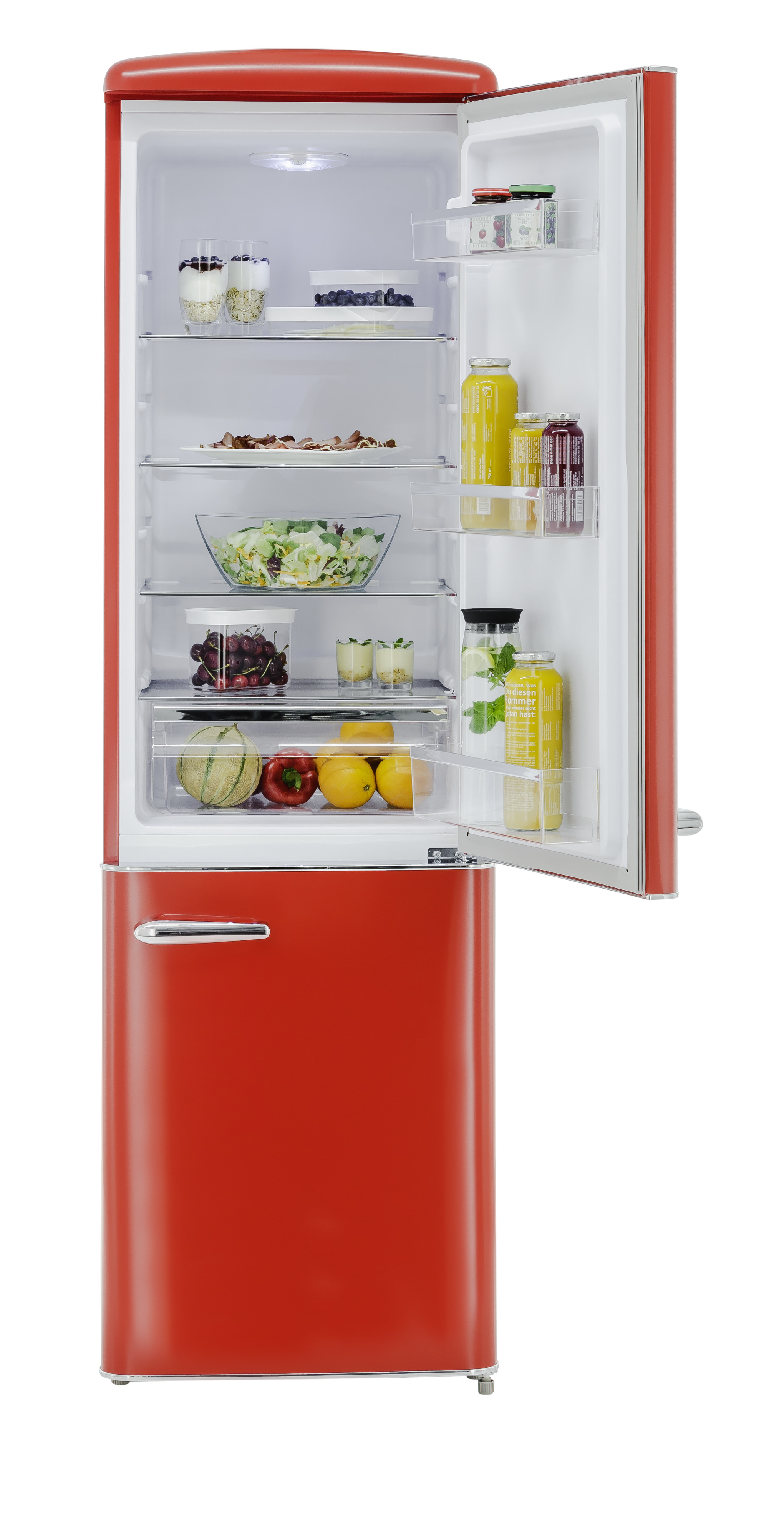 Roter Retro-Kühlschrank geöffnet, gefüllt mit Lebensmitteln: Früchten, Gemüse, Salaten, Säften und Joghurt.