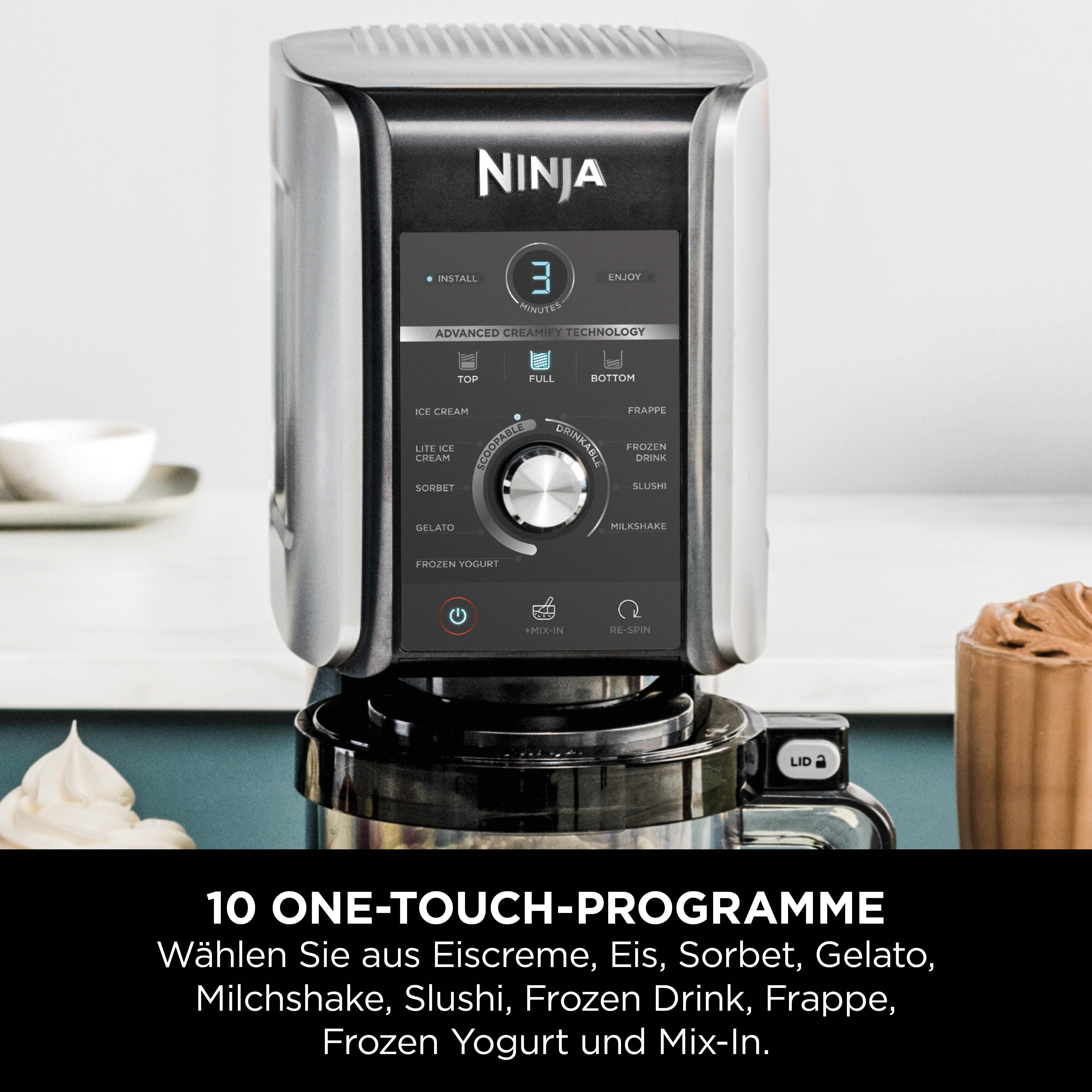 Une machine à crème glacée Ninja. Elle a un écran numérique avec plusieurs options et un cadran. Un verre de glace est à droite.