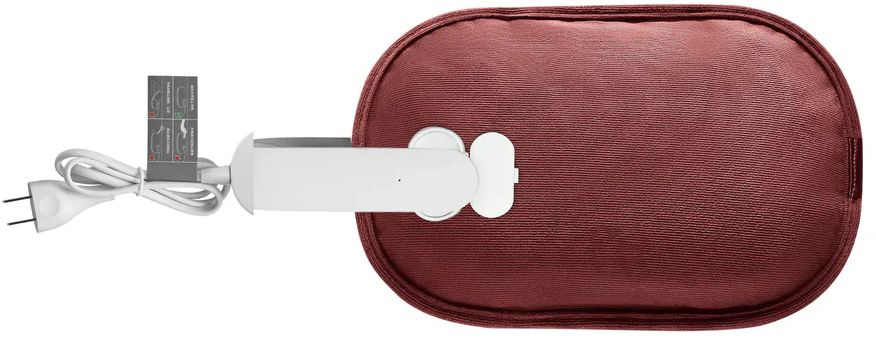 Un coussin chauffant bordeaux avec prise et cordon blancs. Un connecteur blanc est fixé au coussin.