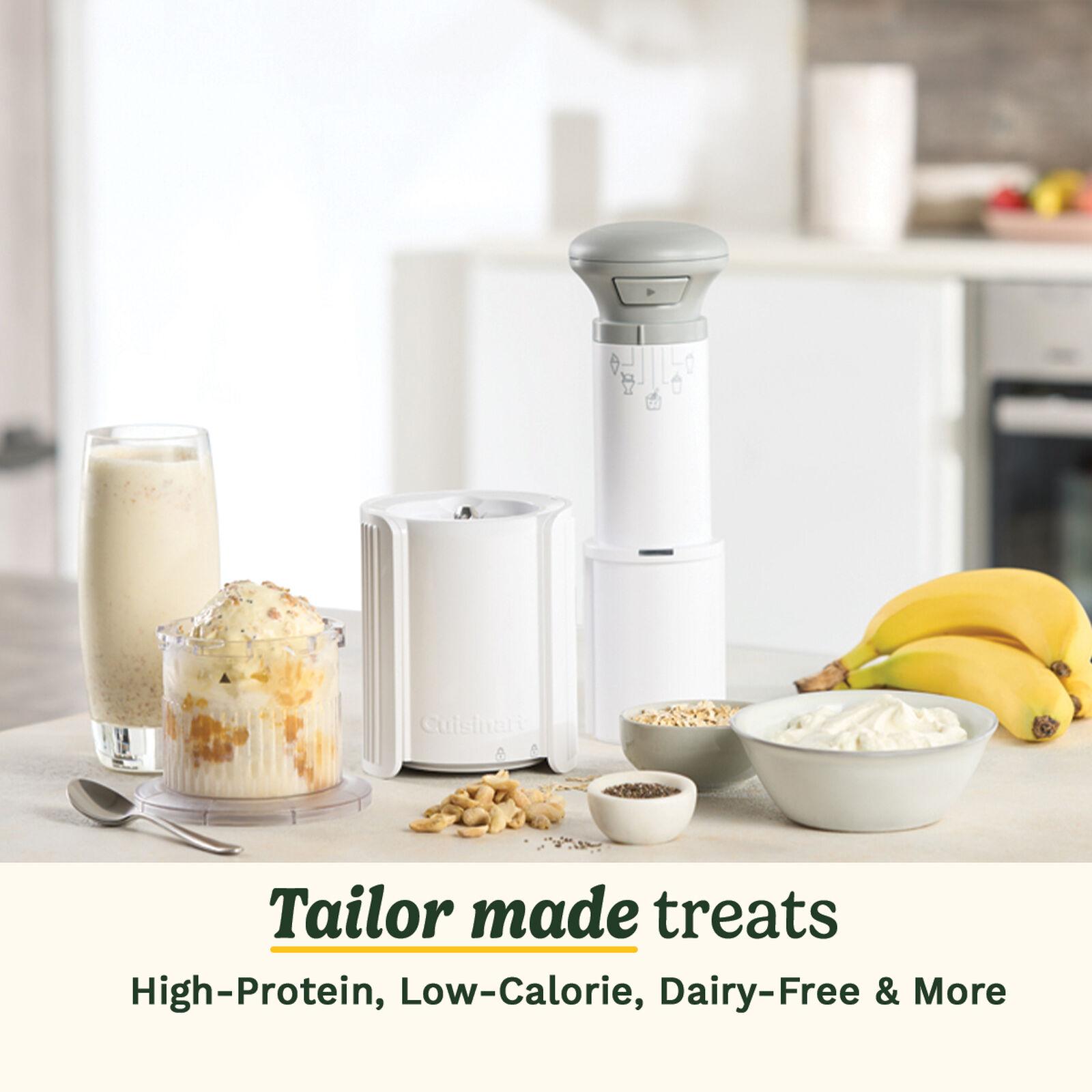 Una gelatiera Cuisinart è presentata con ingredienti come banane, noci e yogurt. È visibile anche un bicchiere di frullato.
