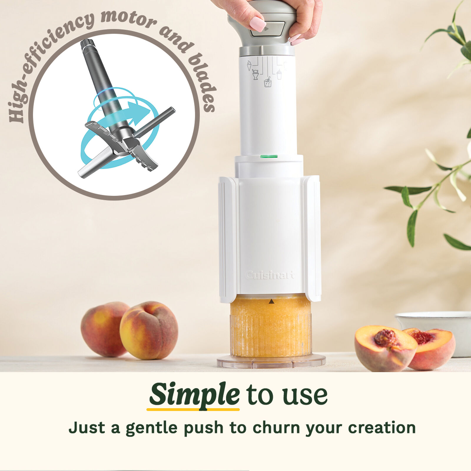 Un robot da cucina Cuisinart bianco con pesche e frutta frullata. Le lame del motore ad alta efficienza sono in un cerchio a sinistra.