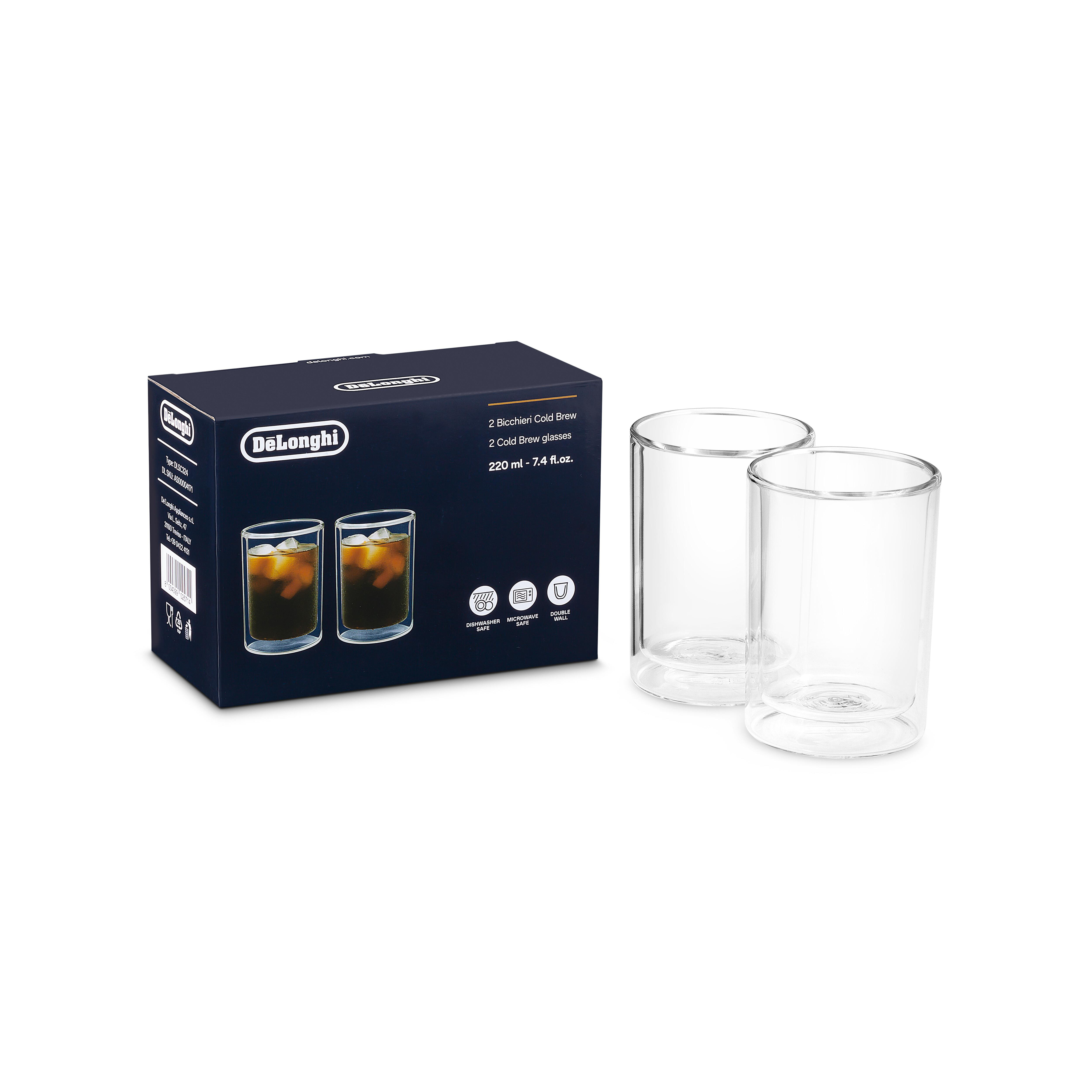 Zwei klare, zylindrische Gläser und eine DeLonghi-Box. Box zeigt Gläser mit Eiskaffee. Weißer Hintergrund.