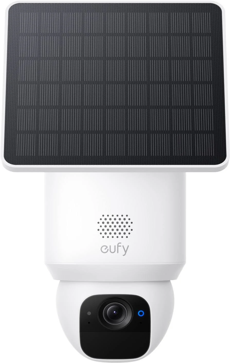 Una cámara de seguridad Eufy blanca con un panel solar en la parte superior. La cámara tiene una lente negra y una luz azul.