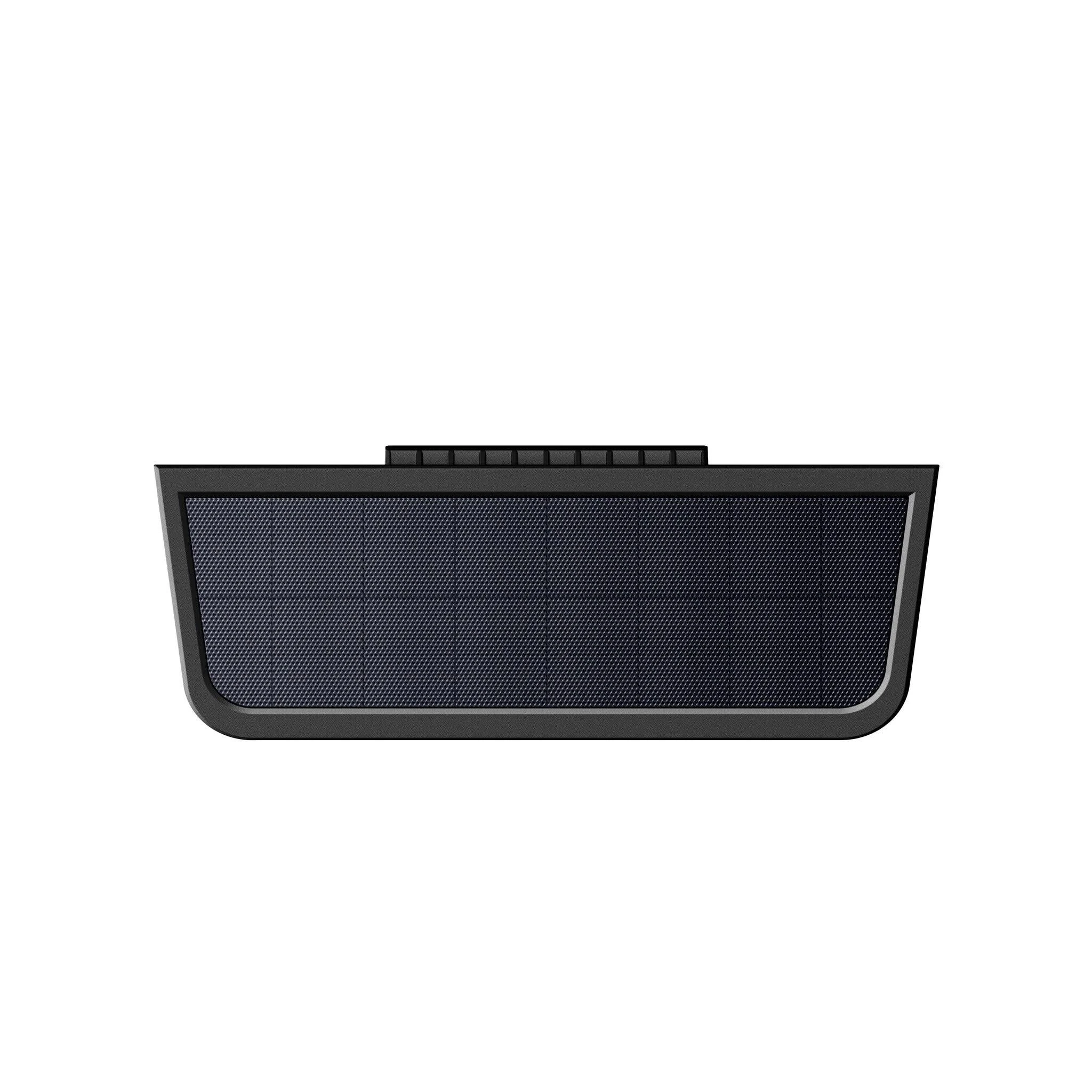 Un dispositivo negro y rectangular con una parte frontal de malla y una fila de pequeños rectángulos en la parte superior. Fondo blanco.