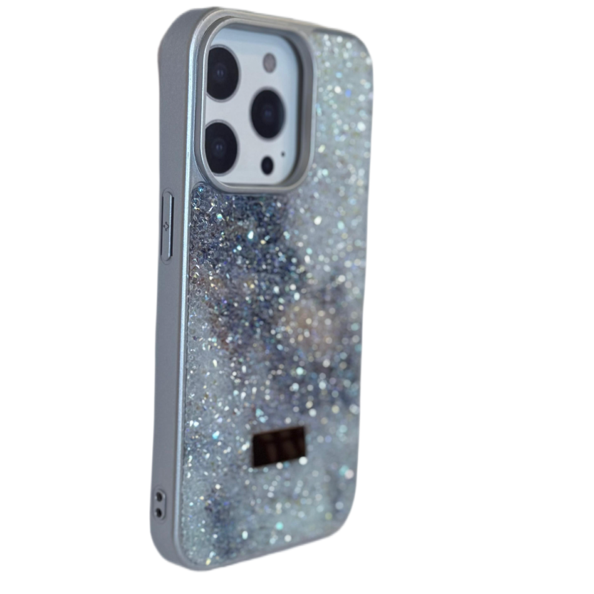Parlak, ışıltılı tasarımlı gümüş bir iPhone kılıfı. Kamera lensleri görülebilir. Arka plan siyahtır.