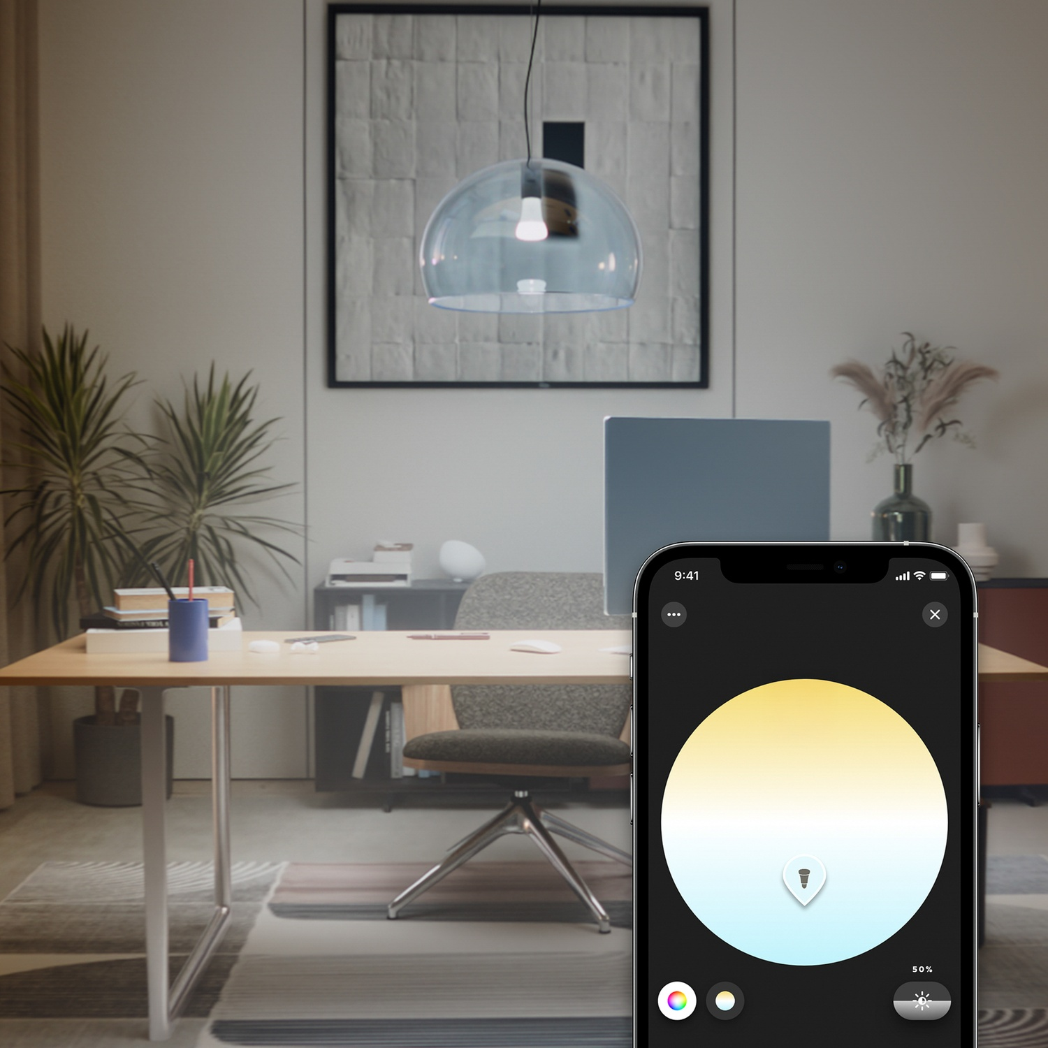 Kantoor scène: een lamp, bureau met telefoon die lichtinstellingen toont. Een plant en een computer zijn ook zichtbaar.