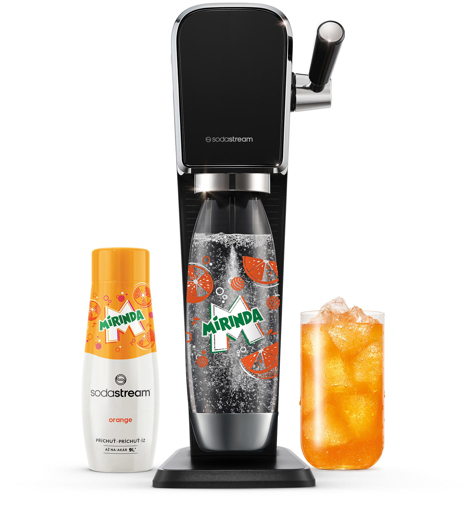 SodaStream gép Mirinda palackkal és egy pohár narancslével. A kép fehér háttéren van.