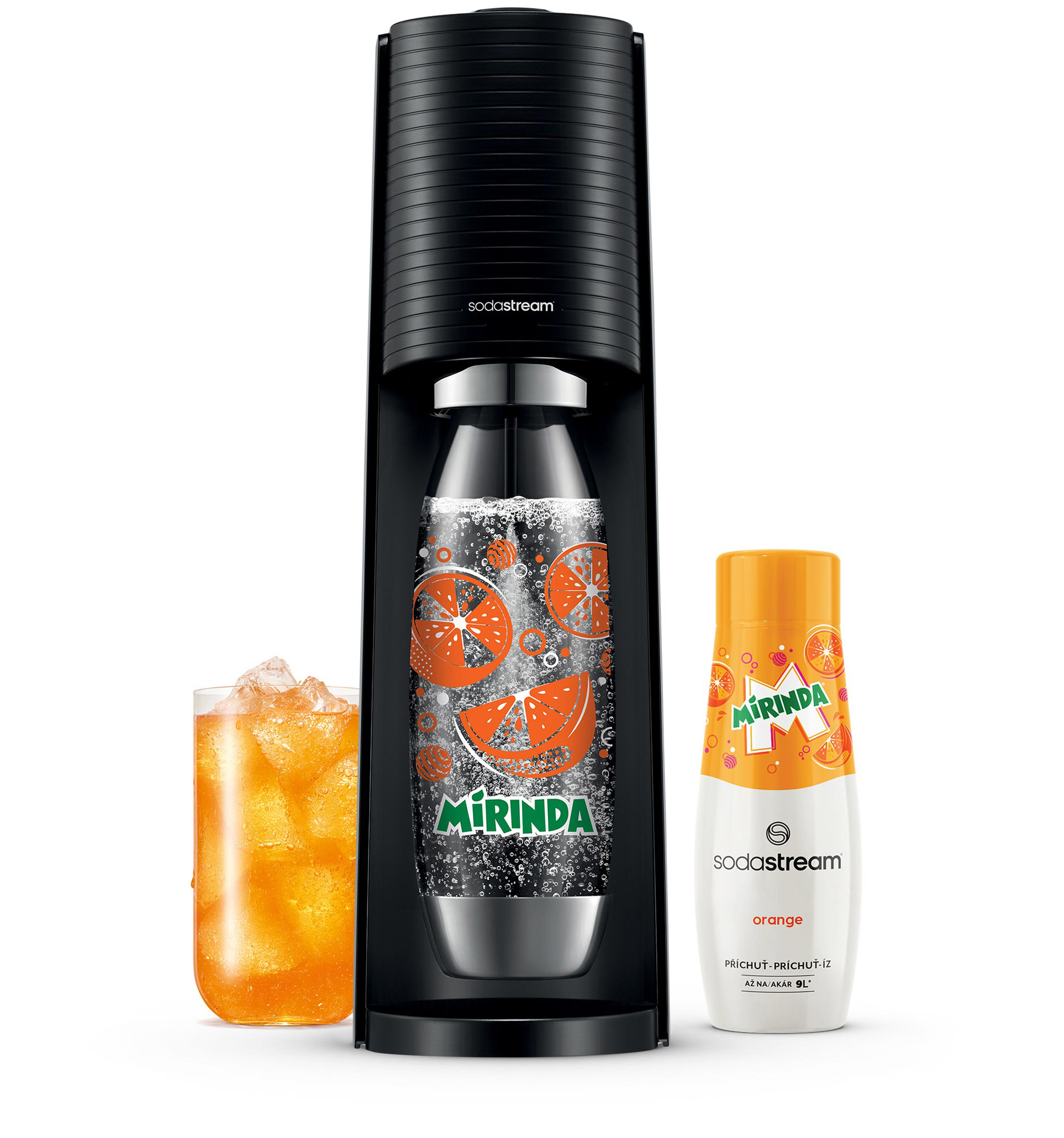 Egy SodaStream gép, egy pohár narancsos ital és egy Mirinda narancsszörpös üveg fehér háttér előtt.