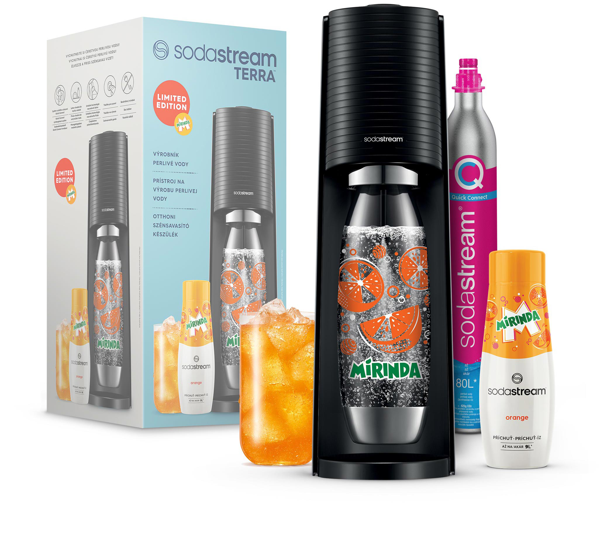 Egy fekete SodaStream gép, Mirinda narancs íz, és egy pohár narancslé jégkockákkal.