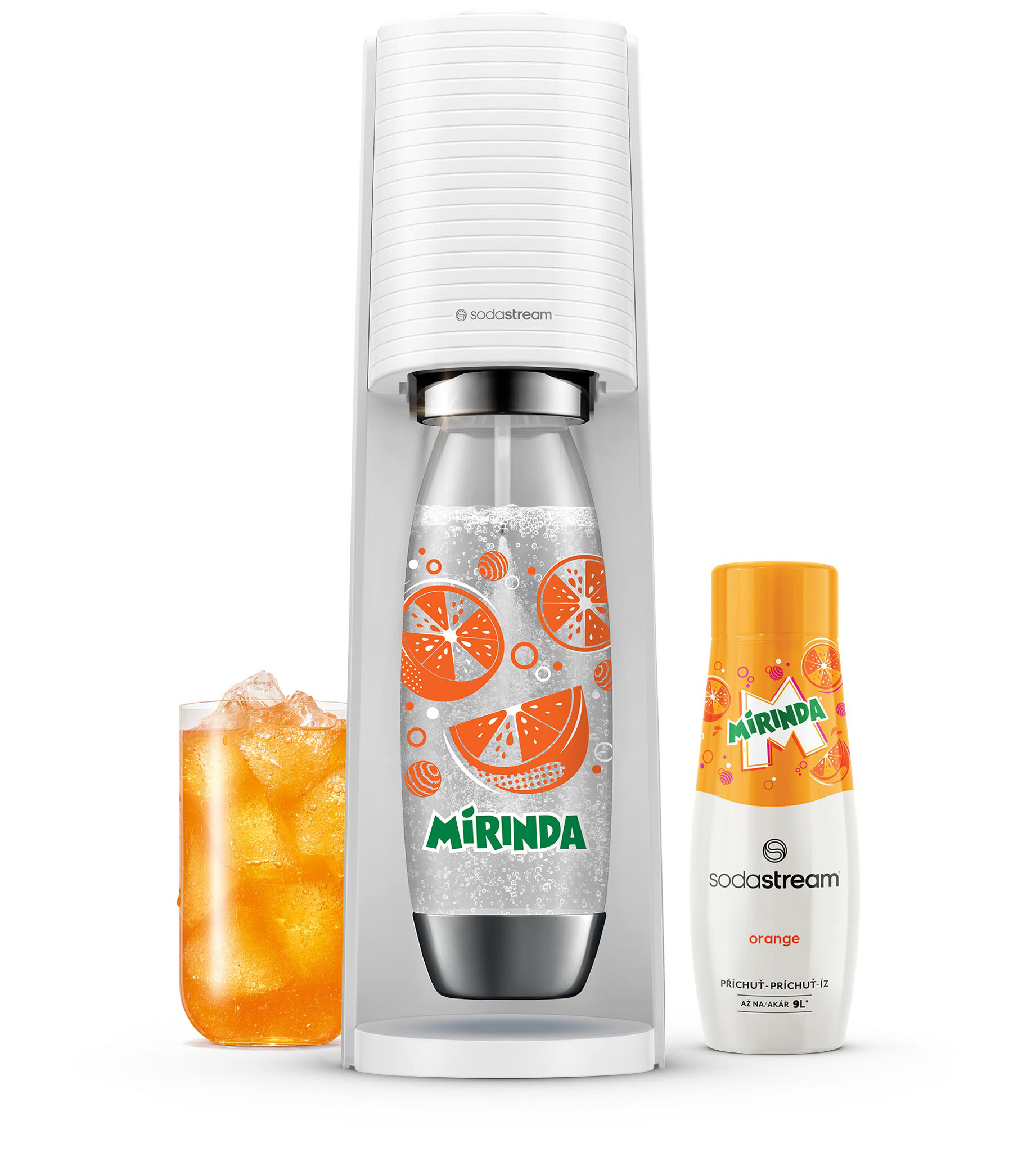 Fehér SodaStream gép Mirinda palackkal és narancslé pohárral. Jobbra narancssárga Mirinda palack.