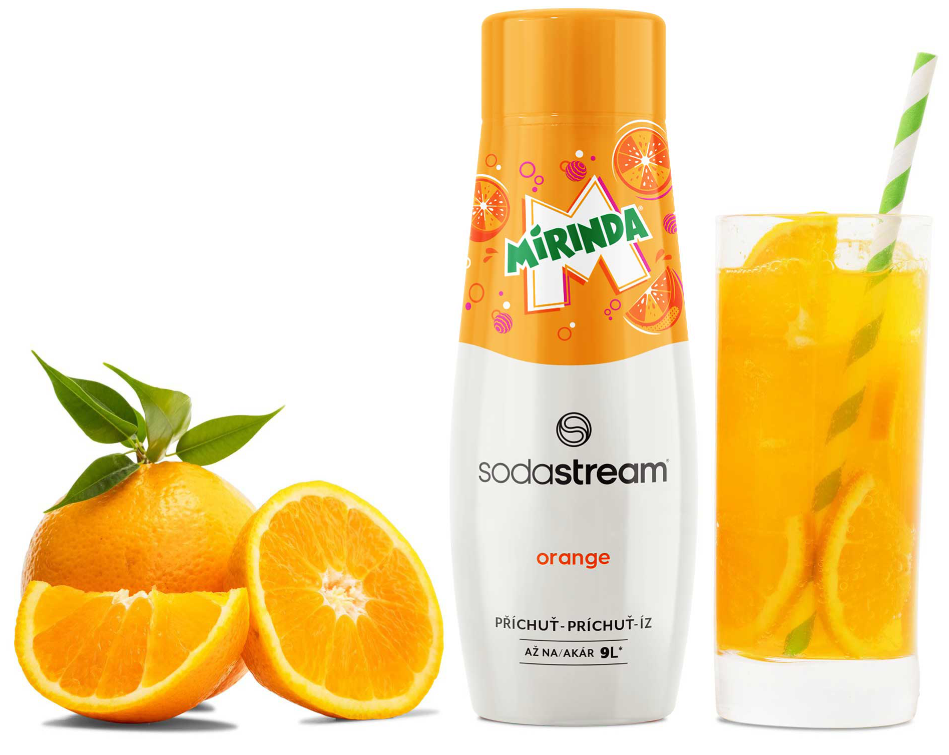 Narancsos ital narancsokkal, pohárral és egy Soda Stream palackkal. A pohár szívószállal és narancsszeletekkel rendelkezik.