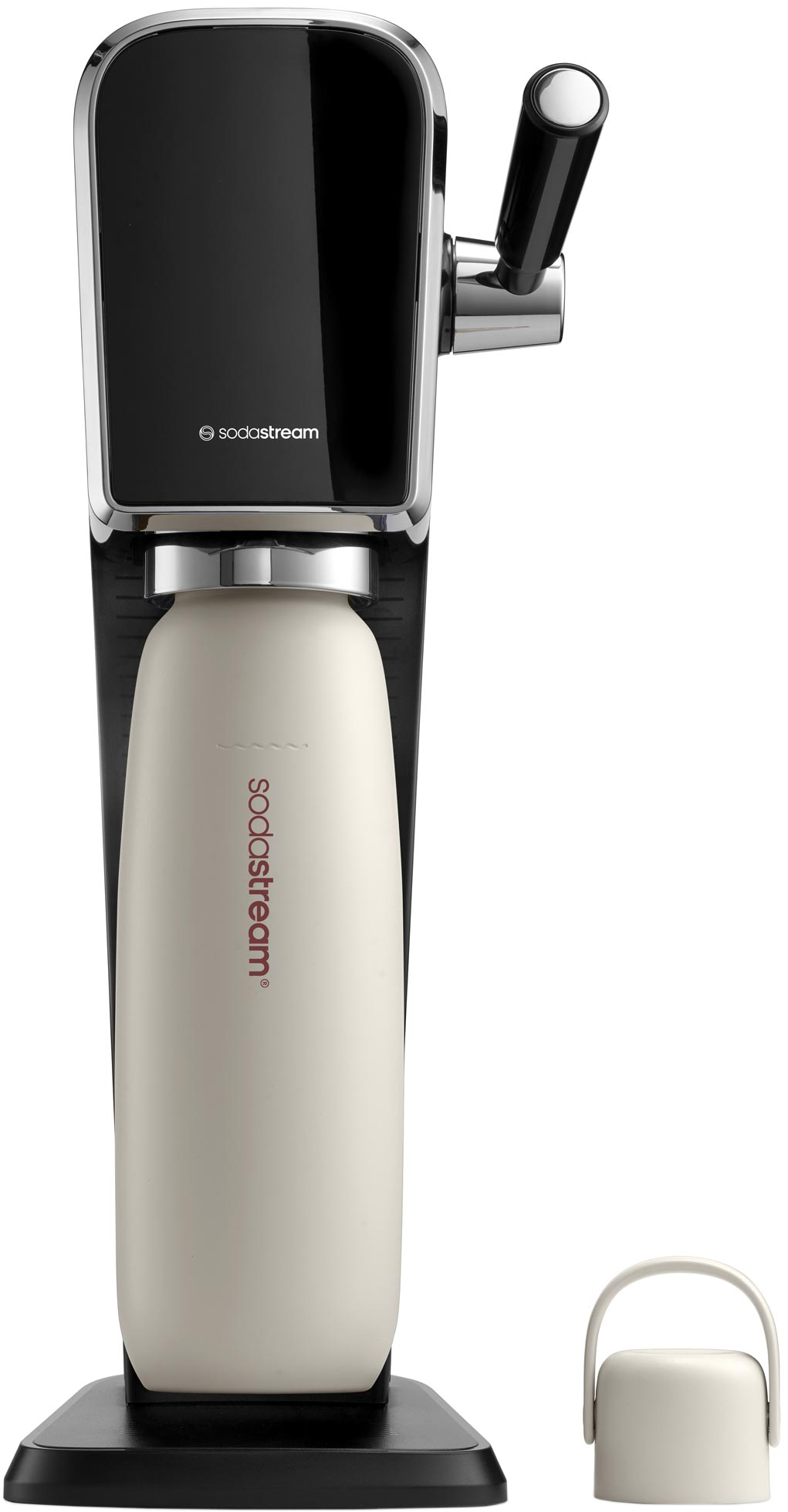 Egy SodaStream gép krémszínű palackkal. A gép fekete és ezüst színű. Egy kis krémszínű fedél van mellette.