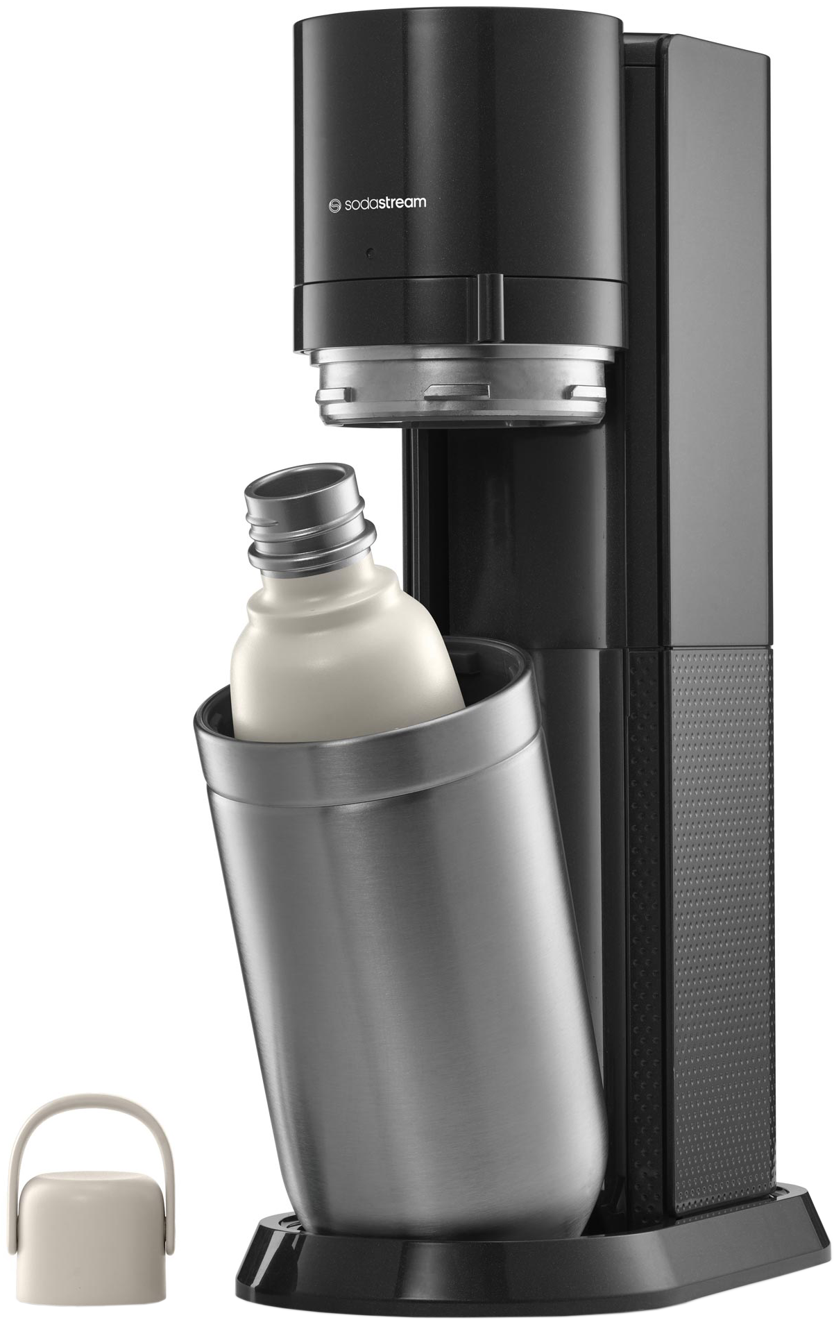 Fekete SodaStream egy palackkal benne. Bal oldalon egy fedél is található.
