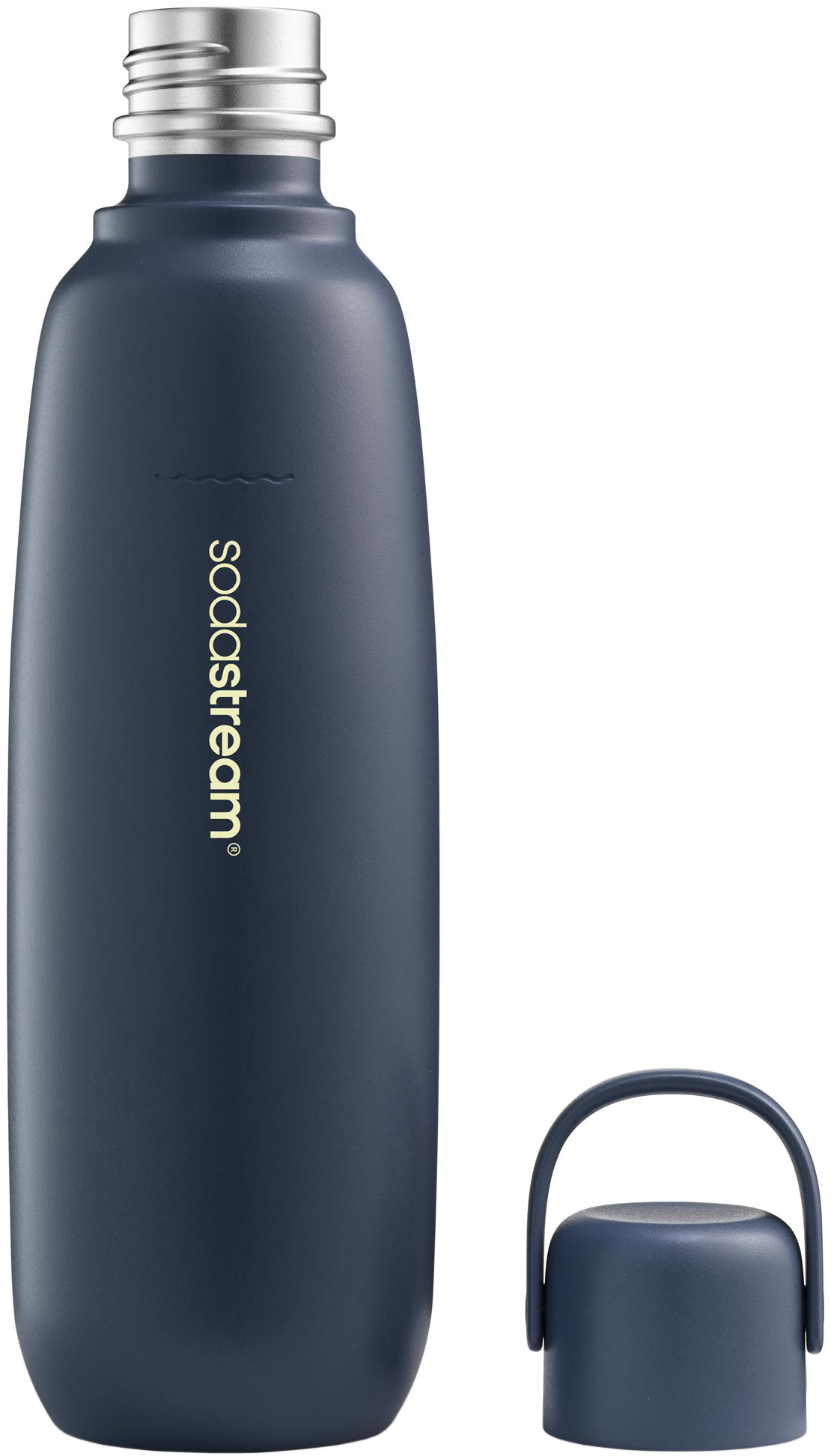 Egy sötétkék Sodastream palack ezüst kupakkal és külön fedővel. A márkanév látható. Fehér háttér.