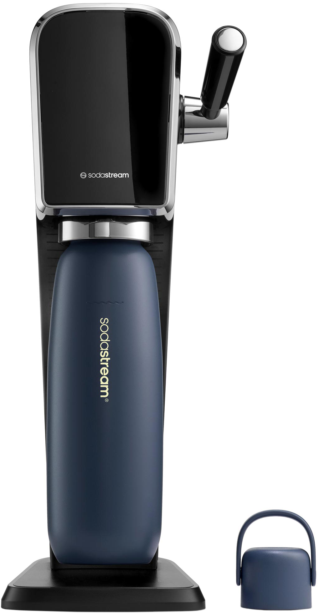 SodaStream gép kék palackkal és kupakkal. Fekete alap és felső rész, ezüst részletek. SodaStream logó látható.