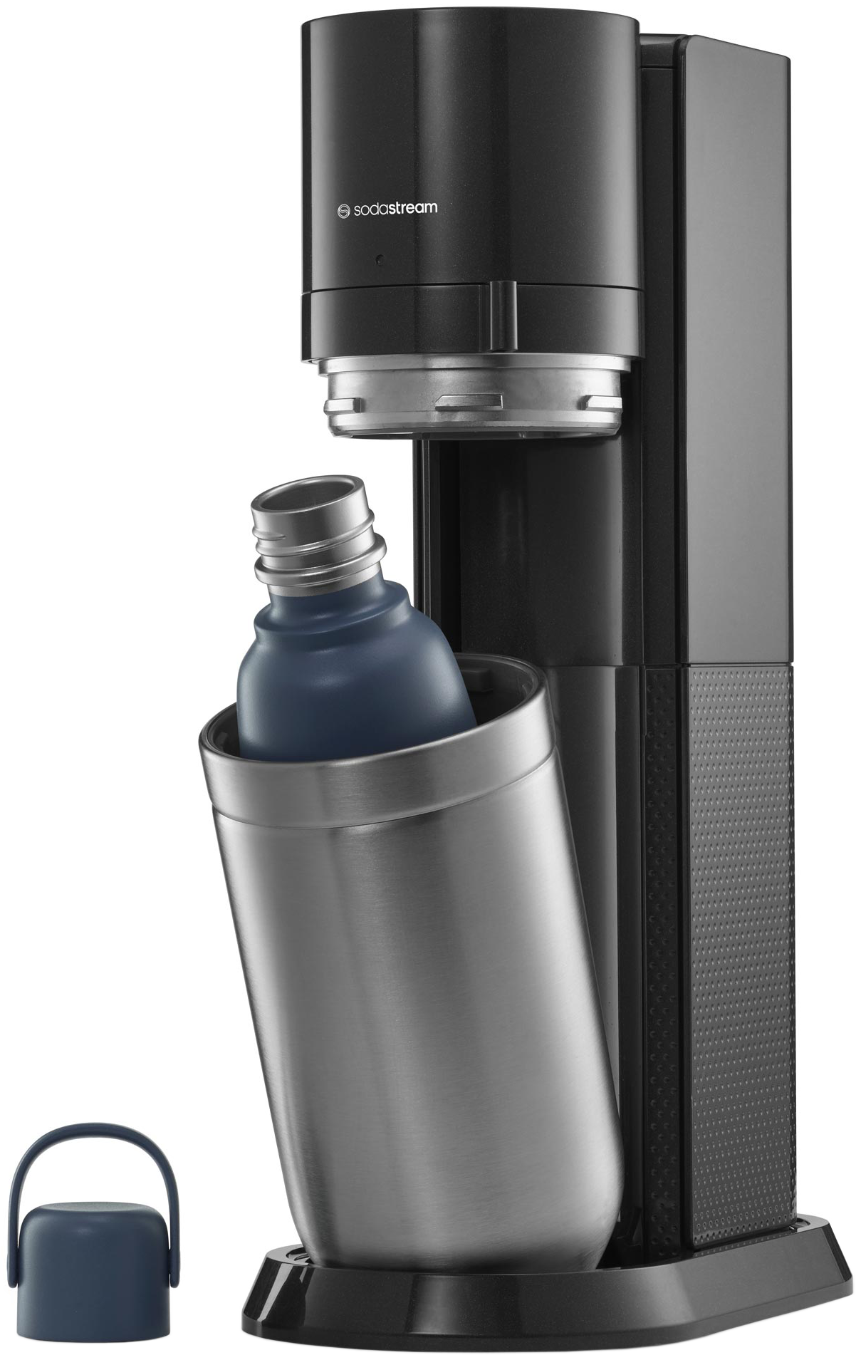 Egy fekete SodaStream egy kék palackkal egy rozsdamentes acél tartóban. Egy kék kupak balra. Fehér háttér.