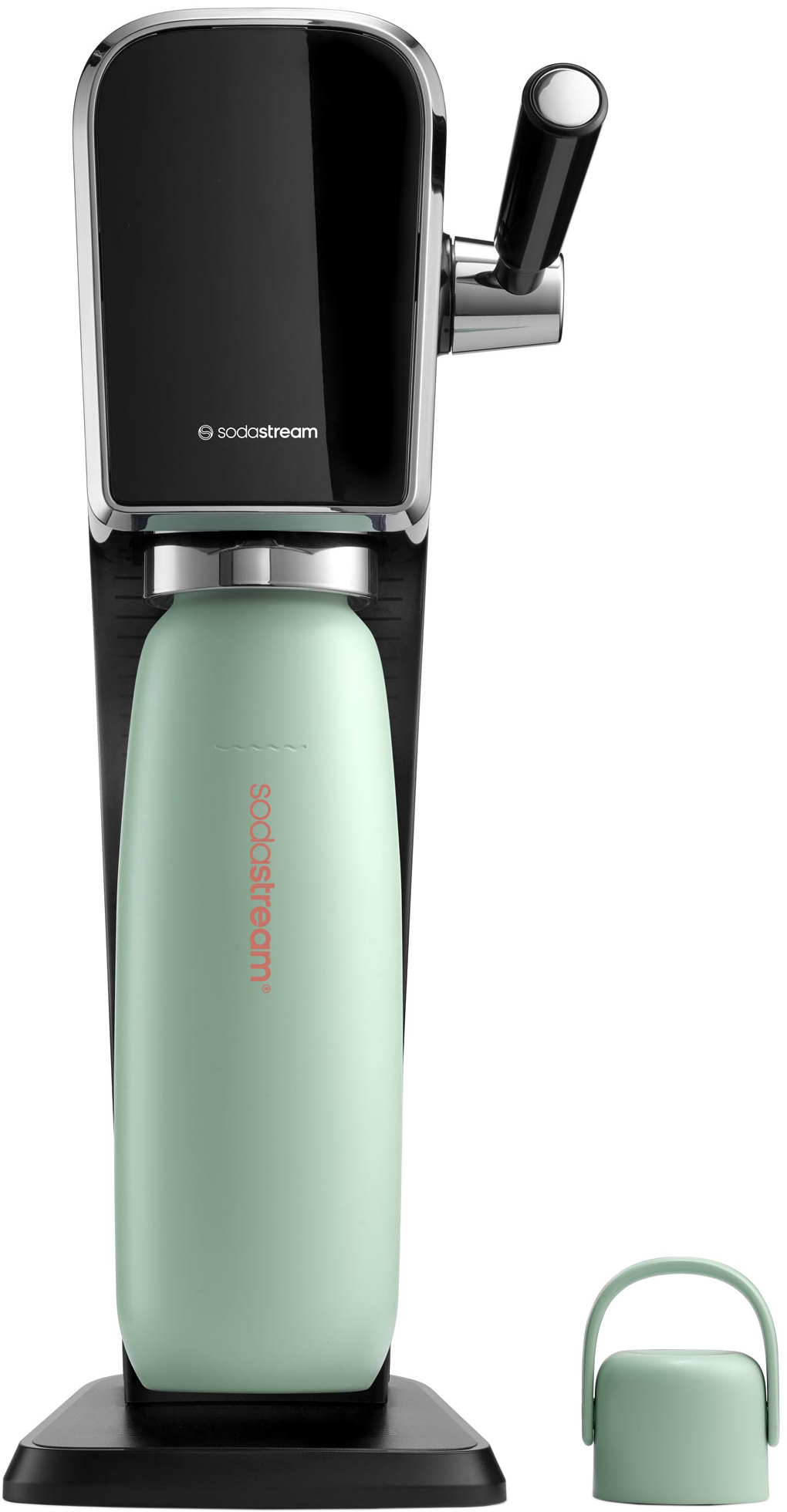 Egy SodaStream gép zöld palackkal és kupakkal. Fekete teste és króm díszítései vannak, valamint a SodaStream logó.